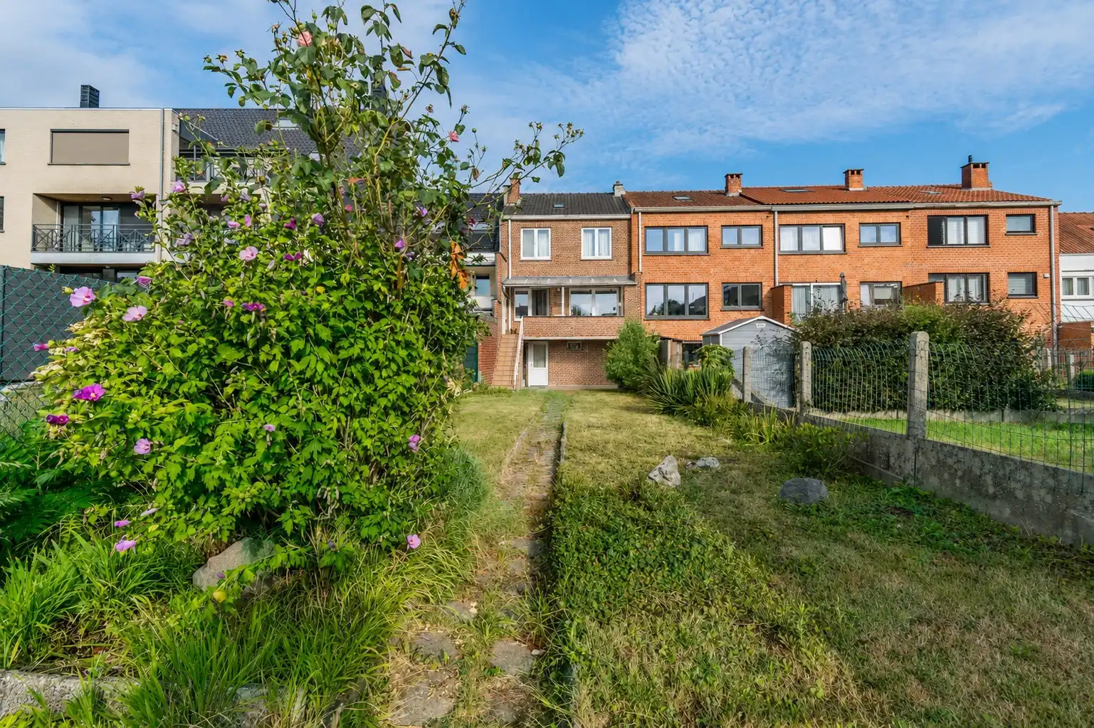 LICHTRIJKE WONING MET 3 SLAAPKAMERS, GARAGE & TUIN ! foto 2