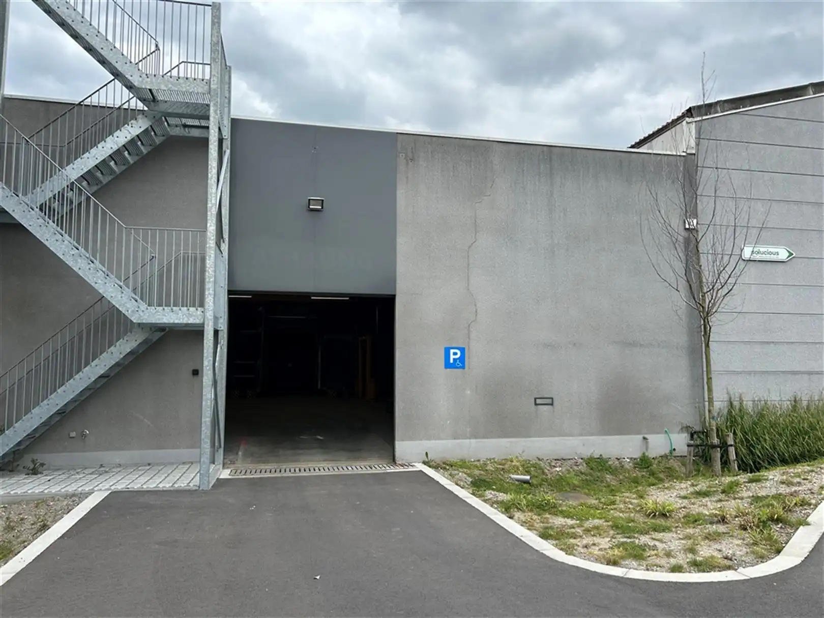 Magazijnen nabij E40, foto 9