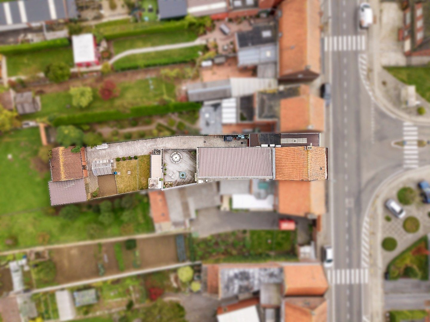 COMMERCIËLE HANDELSWOONST MET 3 SLPKS, GROTE GARAGE EN GUNSTIG EPC foto 4