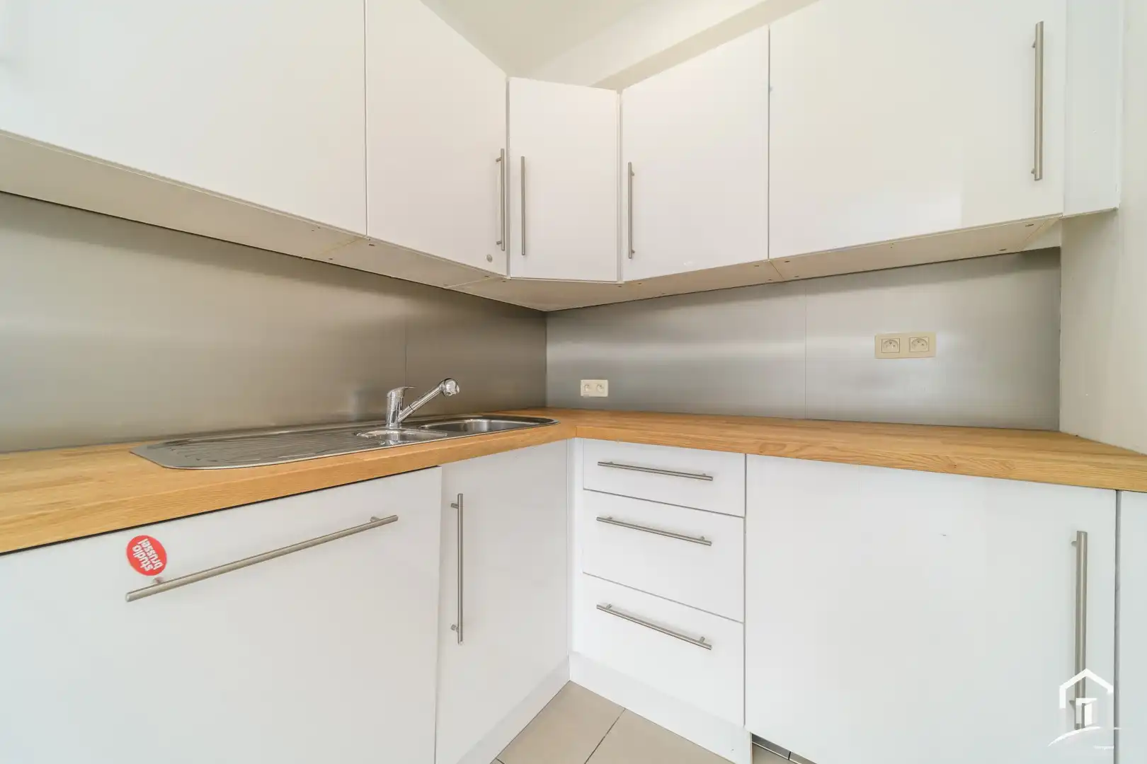 UNIEKE INVESTERING: 2 INSTAPKLARE GELIJKVLOERSE APPARTEMENTEN MET TERRAS EN STAANPLAATS foto 23