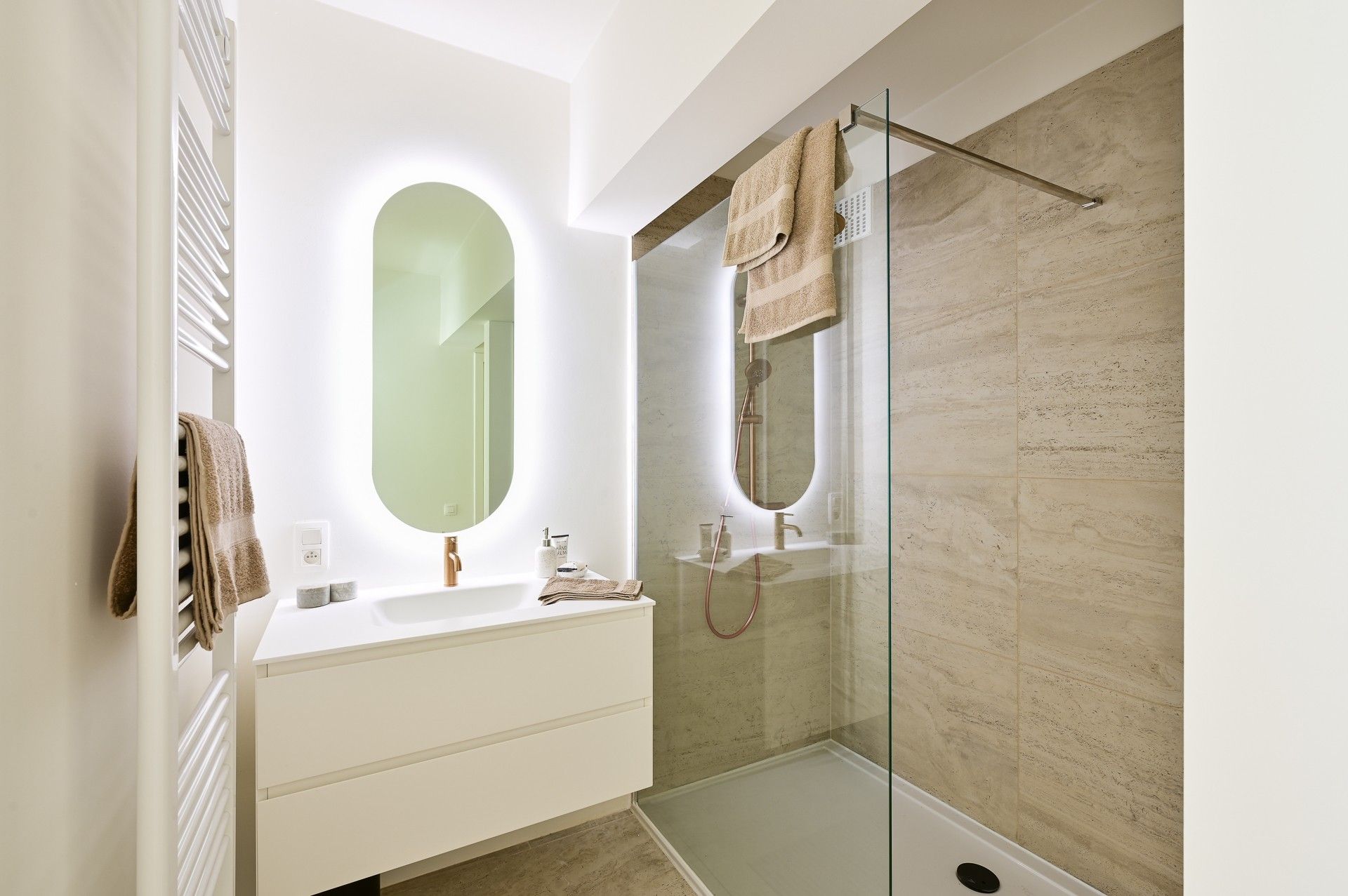 Vernieuwd appartement met zonovergoten leefruimte foto 13