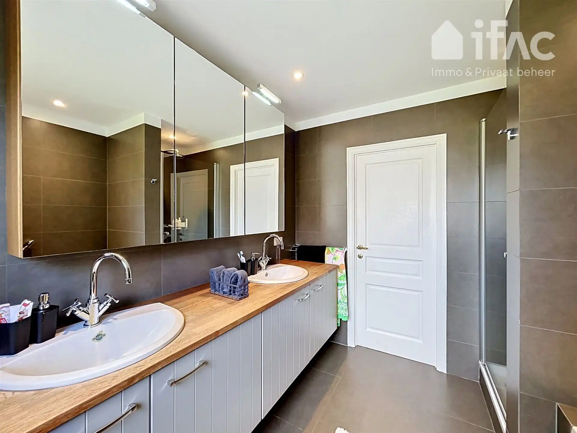Smaakvol gerenoveerde Villa met 5 slaapkamers en leuke tuin foto 17