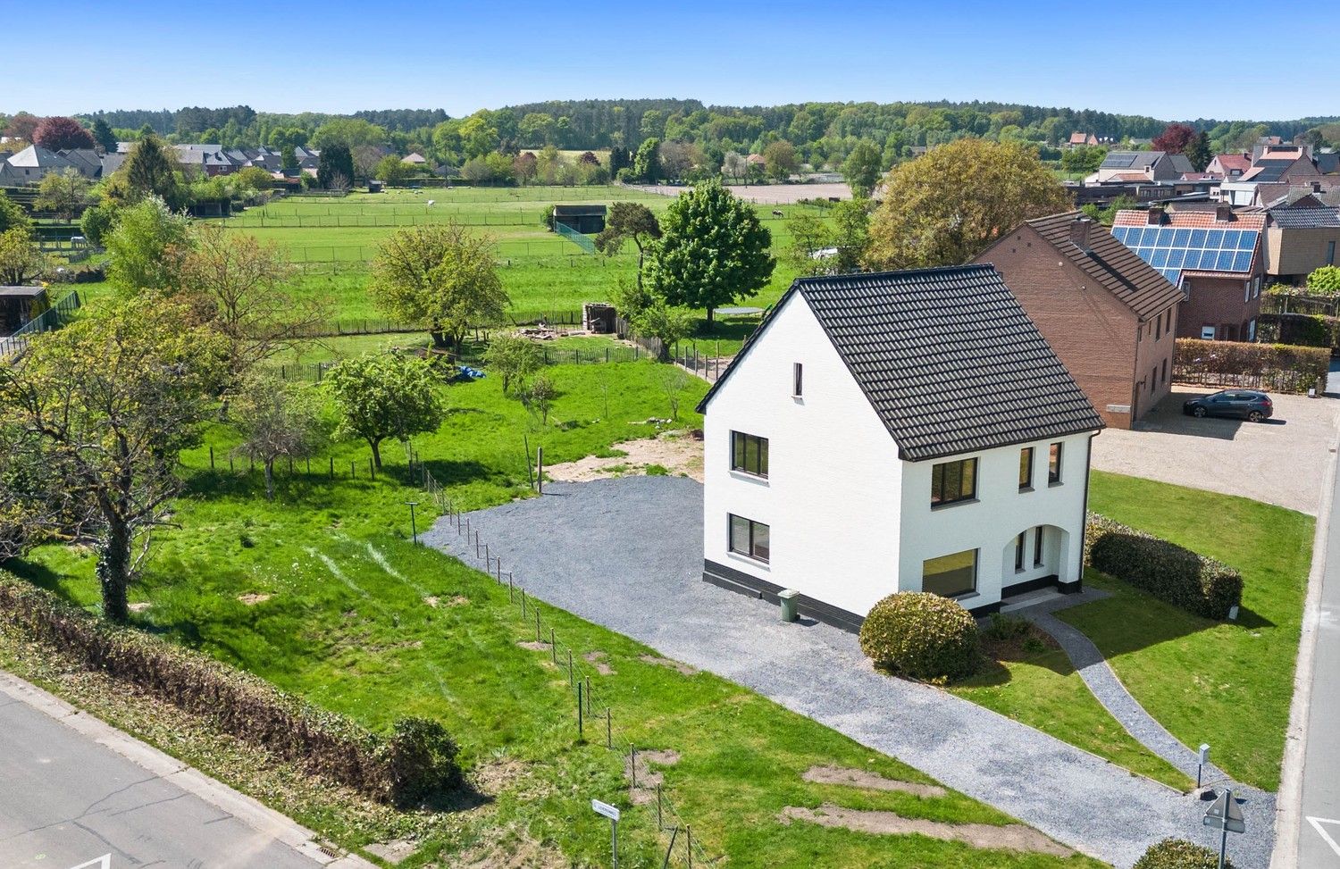 Smaakvol afgewerkte, hedendaagse woning met 4 slaapkamers op toplocatie in Maaseik-Neeroeteren foto 7