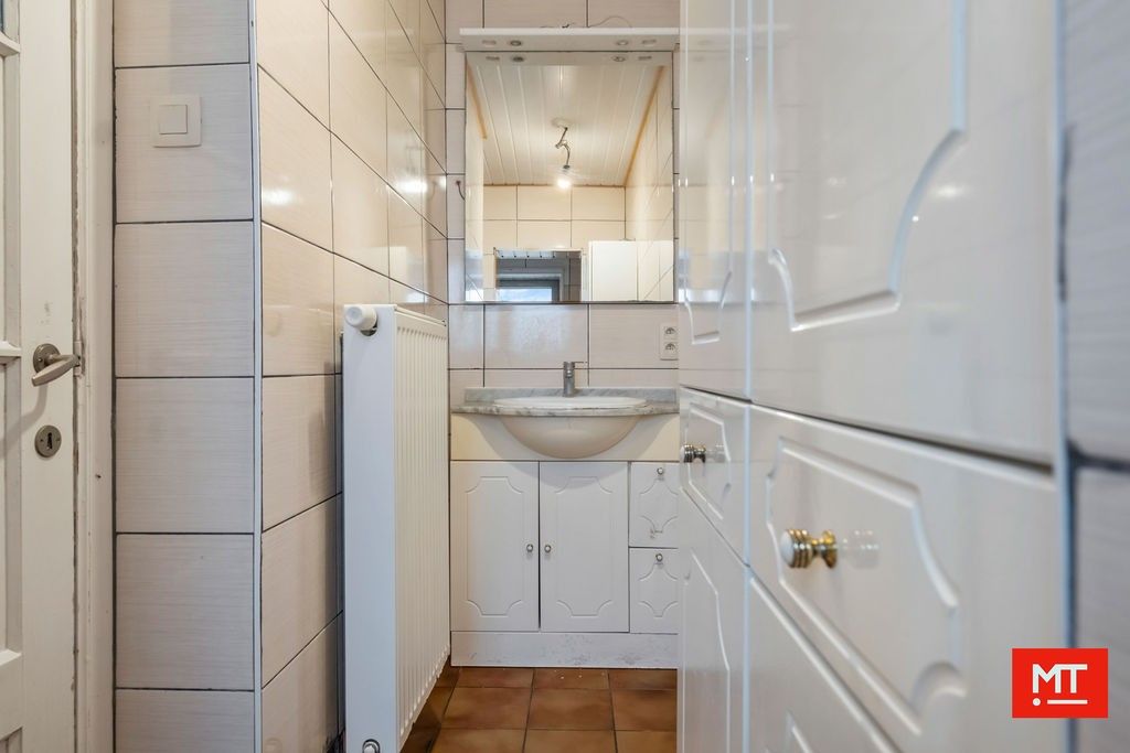 Op te frissen woning met 3 slaapkamers, stadskoer en dubbele garage in het centrum van Roeselare foto 8