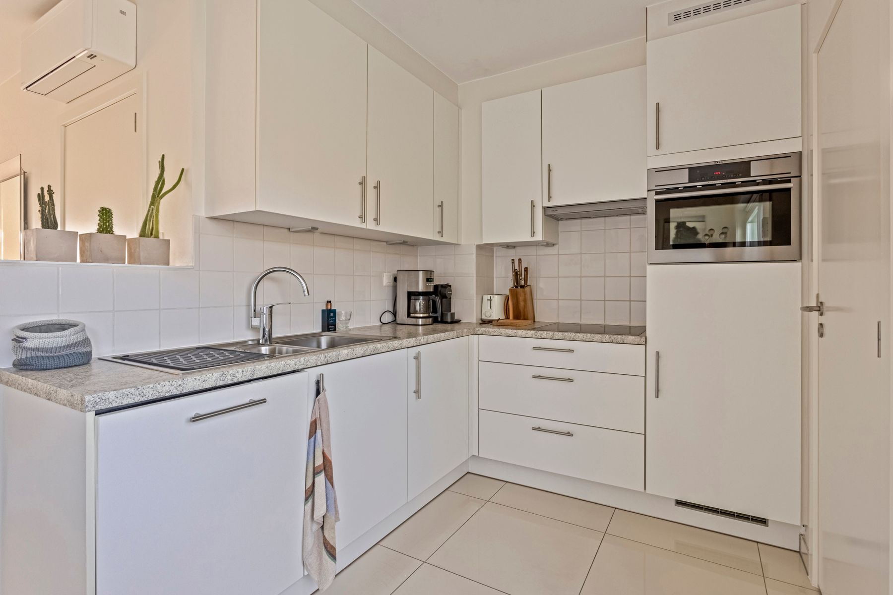 Instapklaar appartement met leuk terras ! foto 8