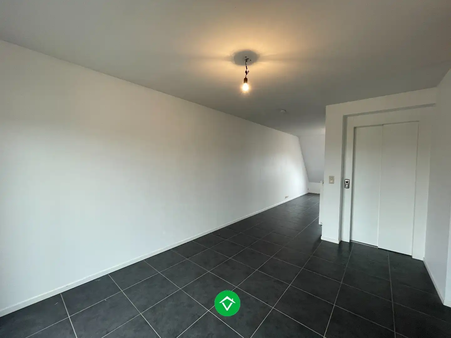 Rustig gelegen duplex appartement met 2 slaapkamers en autostaanplaats te Lichtervelde VRIJ 1/08/2026 foto 3