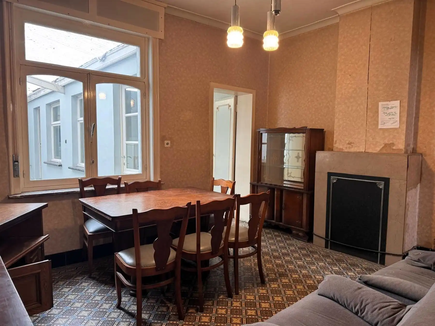 Renovatiewoning met potentieel op 328 m² in het centrum Zwevegem

 foto 2