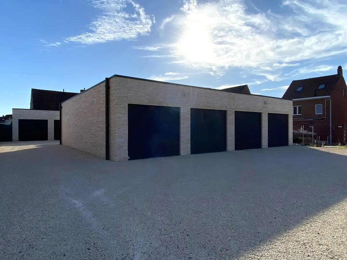 GARAGEBOXEN GELEGEN IN DORPSKERN VAN MEULEBEKE!  foto {{pictureIndex}}