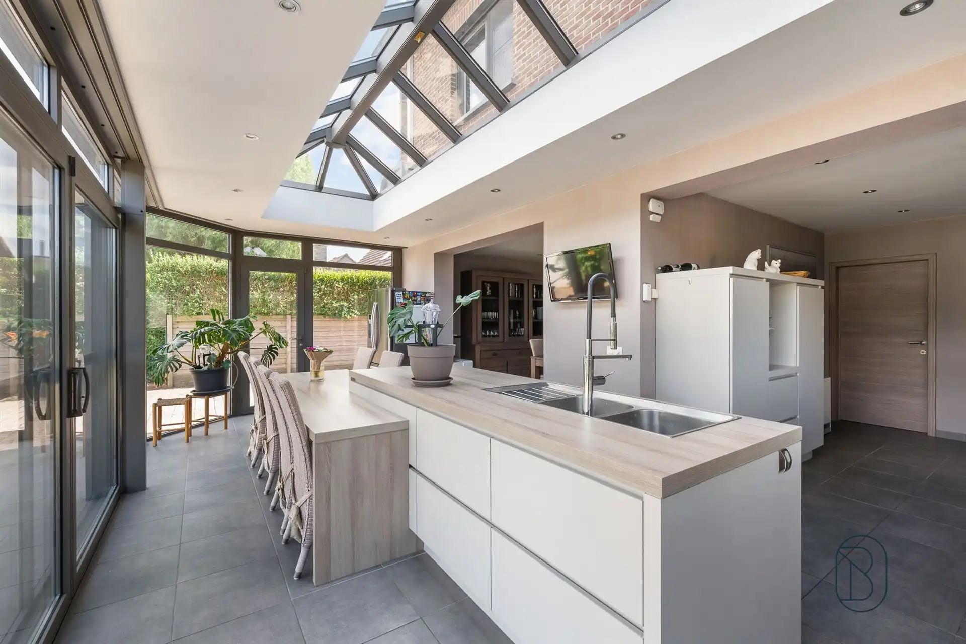 Ruime gezinswoning met 5 slaapkamers, veranda en tuin! foto 9