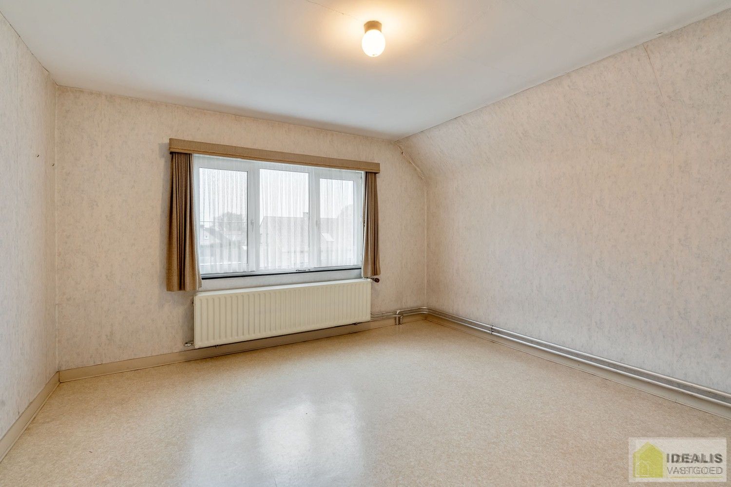 TE RENOVEREN WONING MET EEN RUIME WOONKAMER, KEUKEN MET EETKAMER, 4 AANGENAME SLAAPKAMERS WAARVAN 1 GELIJKVLOERS, BADKAMER, BERGING EN KELDER GELEGEN OP EEN PERCEEL VAN MAAR LIEFST 14A 94CA IN HET GEZELLIGE GROTE-BROGEL (PEER)! De woning omvat ca.150m² netto bewoonbare oppervlakte met op het gelijkvloers een ruime leefruimte, aansluitend keuken met eetkamer, een badkamer, slaapkamer en op de verdieping 3 ruime slaapkamers! De woning is rustig gelegen vlak bij de dorpskern van het gezellige Grote-Brogel en op enkele autominuten verwijderd van de centra van Peer, Kaulille, Bocholt en Bree. Ideaal voor zij die op zoek zijn naar een volledig naar eigen smaak te renoveren woning op een zeer ruim perceel! foto 16
