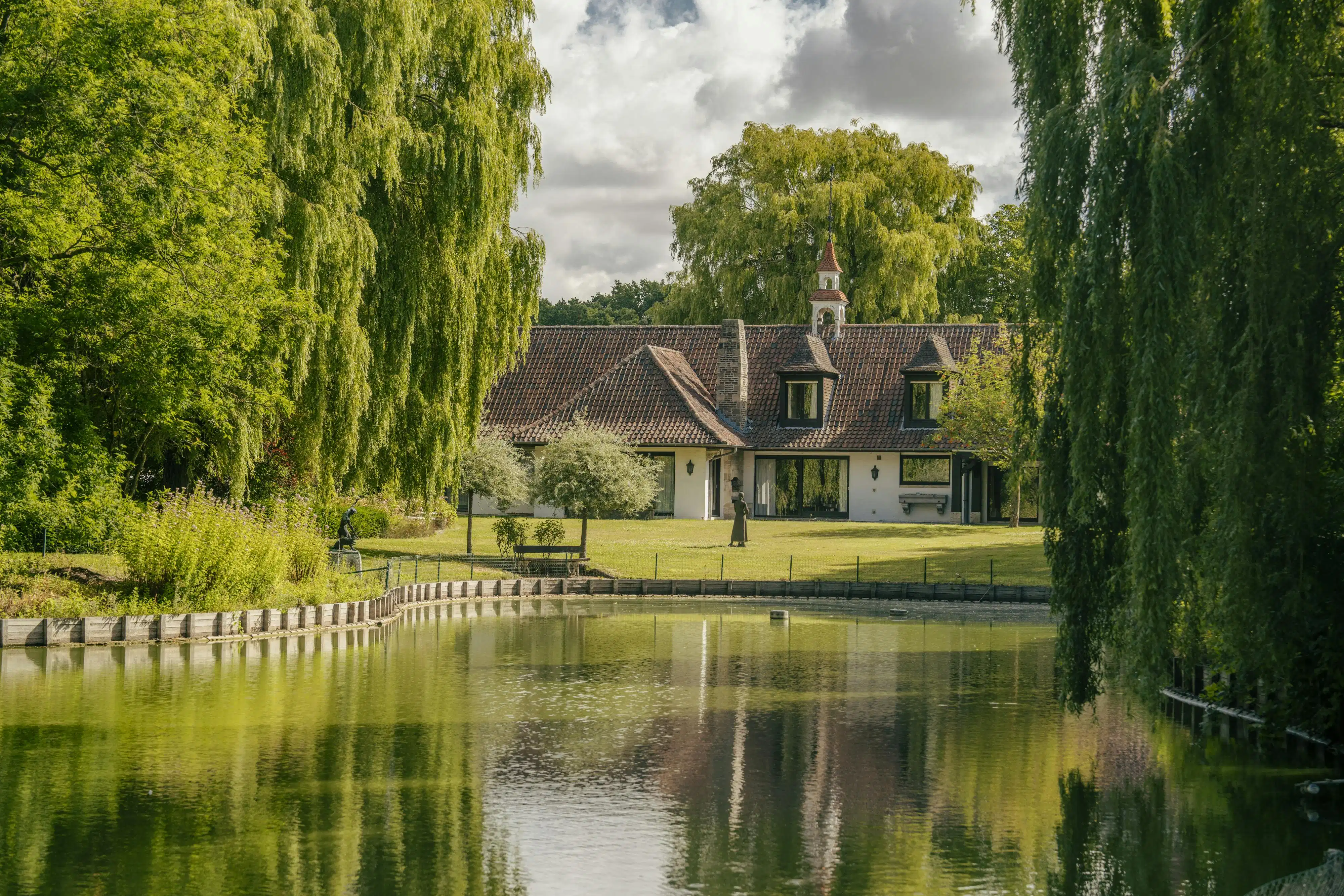 Hoofdfoto van de publicatie: Unieke villa met vijver te koop aan de rand van Roeselare