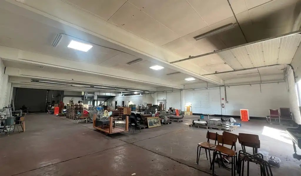 Commercieel gelegen magazijn met showroom te huur in Wetteren foto 4