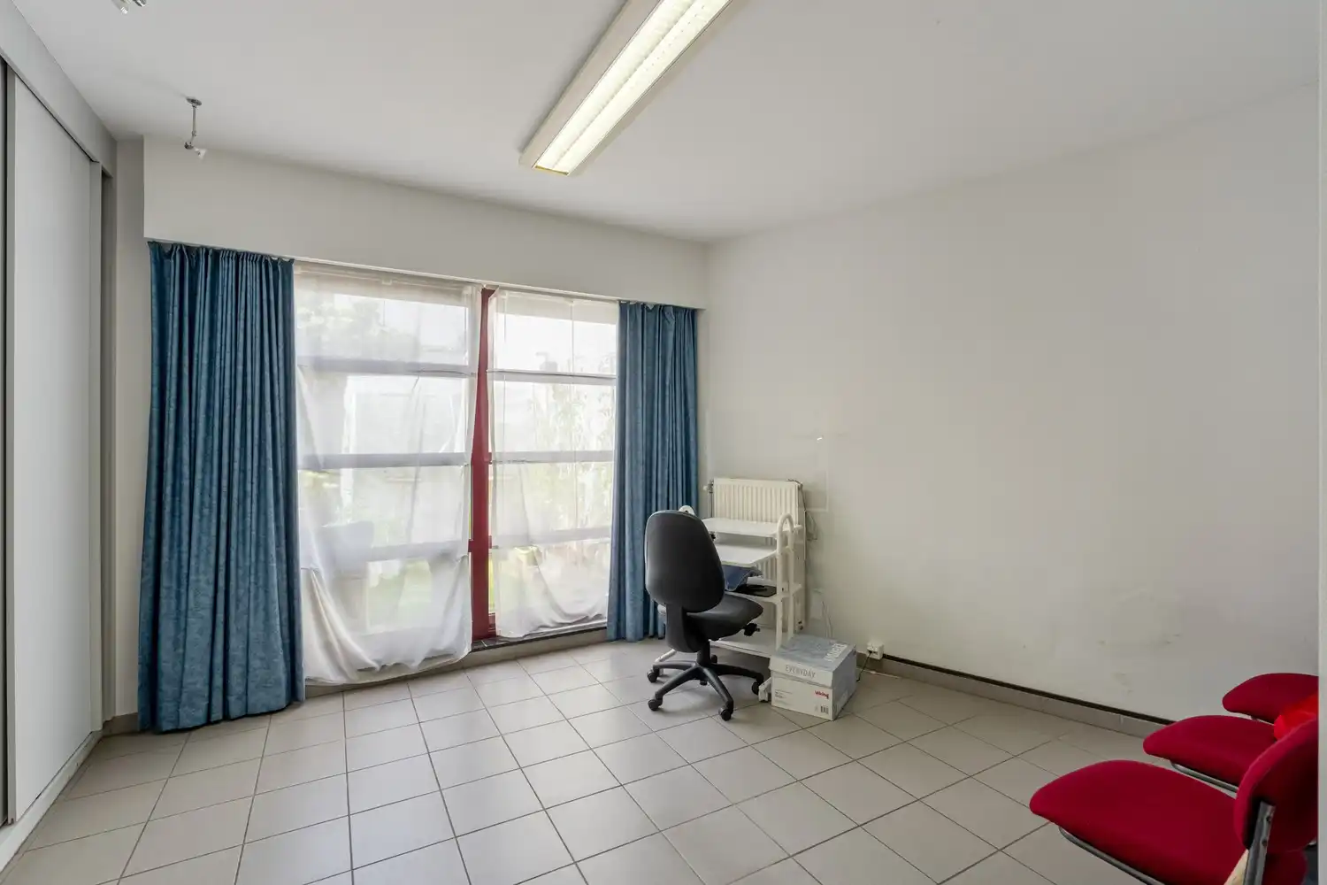 Handelshuis met ruim duplexappartement, stadstuin en 3 parkeerplaatsen in centrum Diest. foto 8