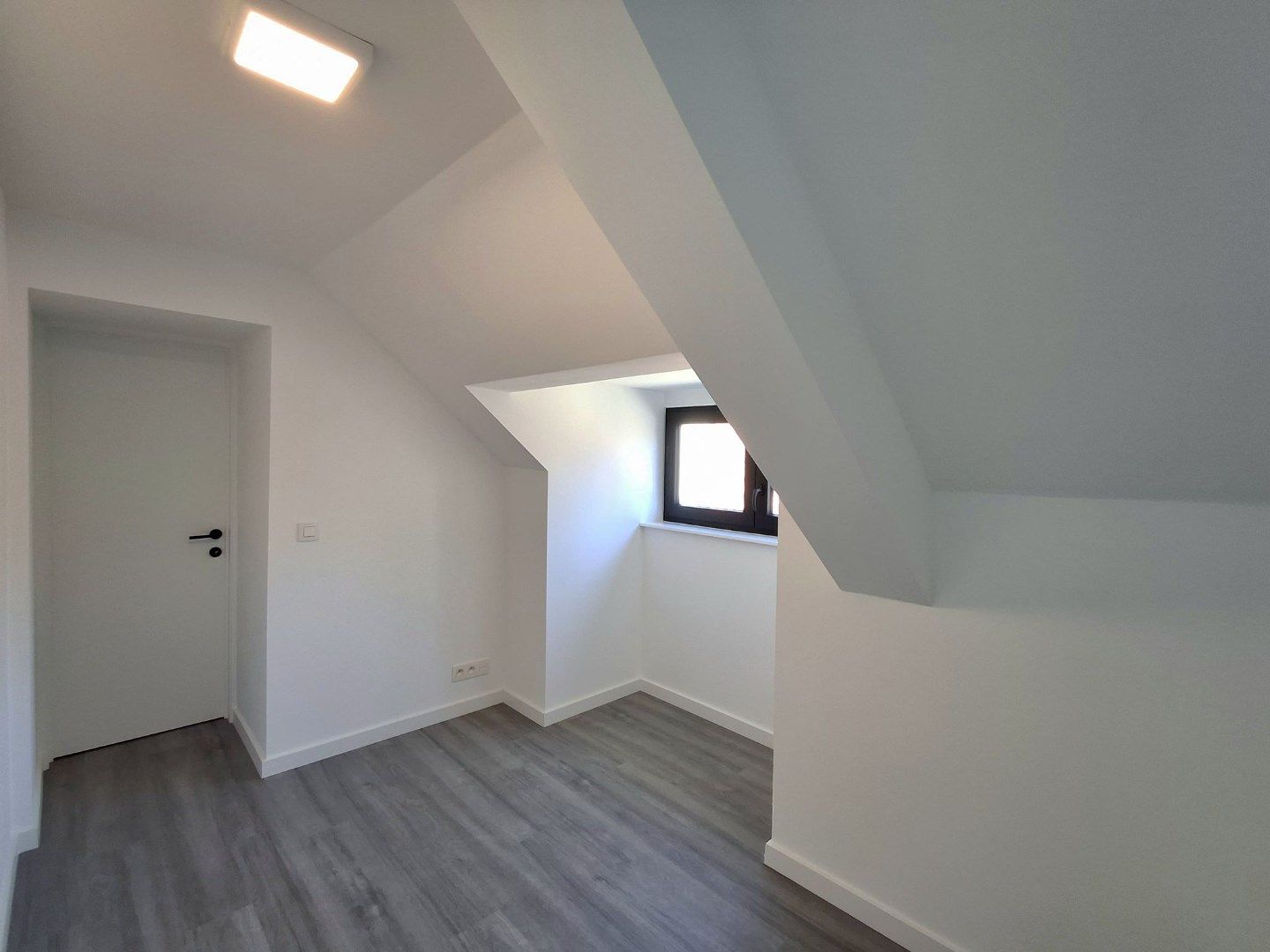 PRACHTIG GERENOVEERDE RIJWONING MET 2 SLPKS EN DUBBELE GARAGE foto 7