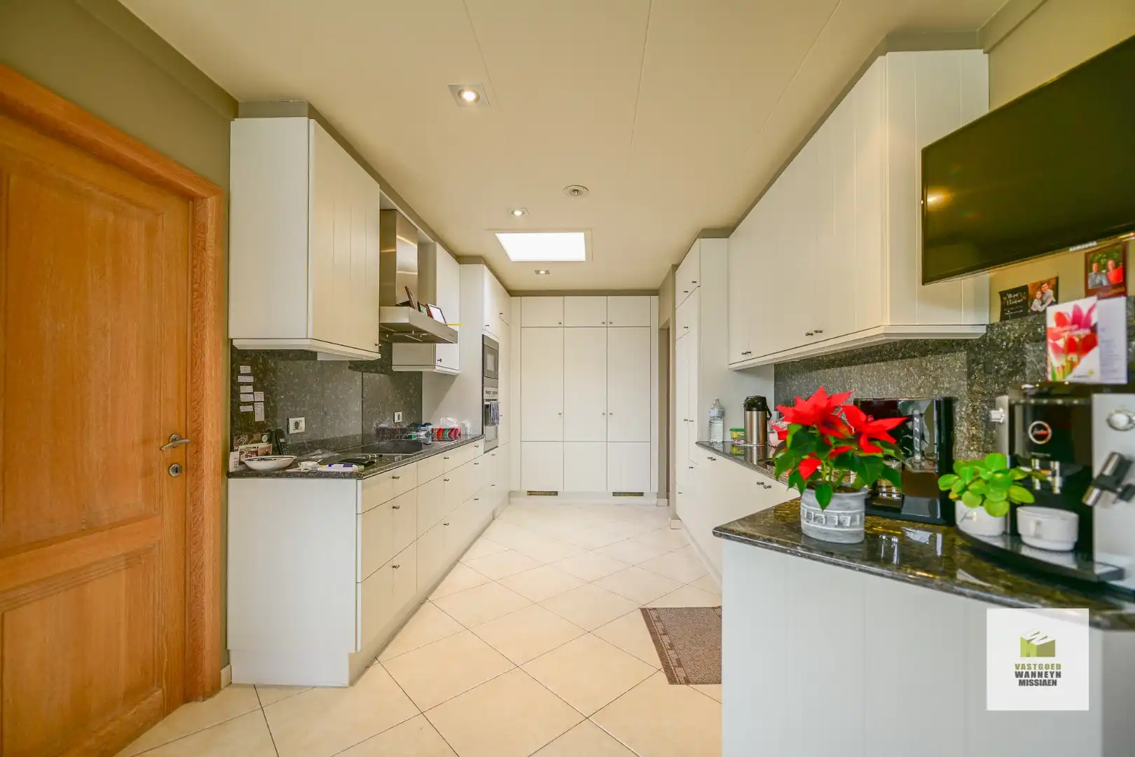 Gelijkvloerse woning met praktijkruimte (50m2) en loods (300m2) foto 7