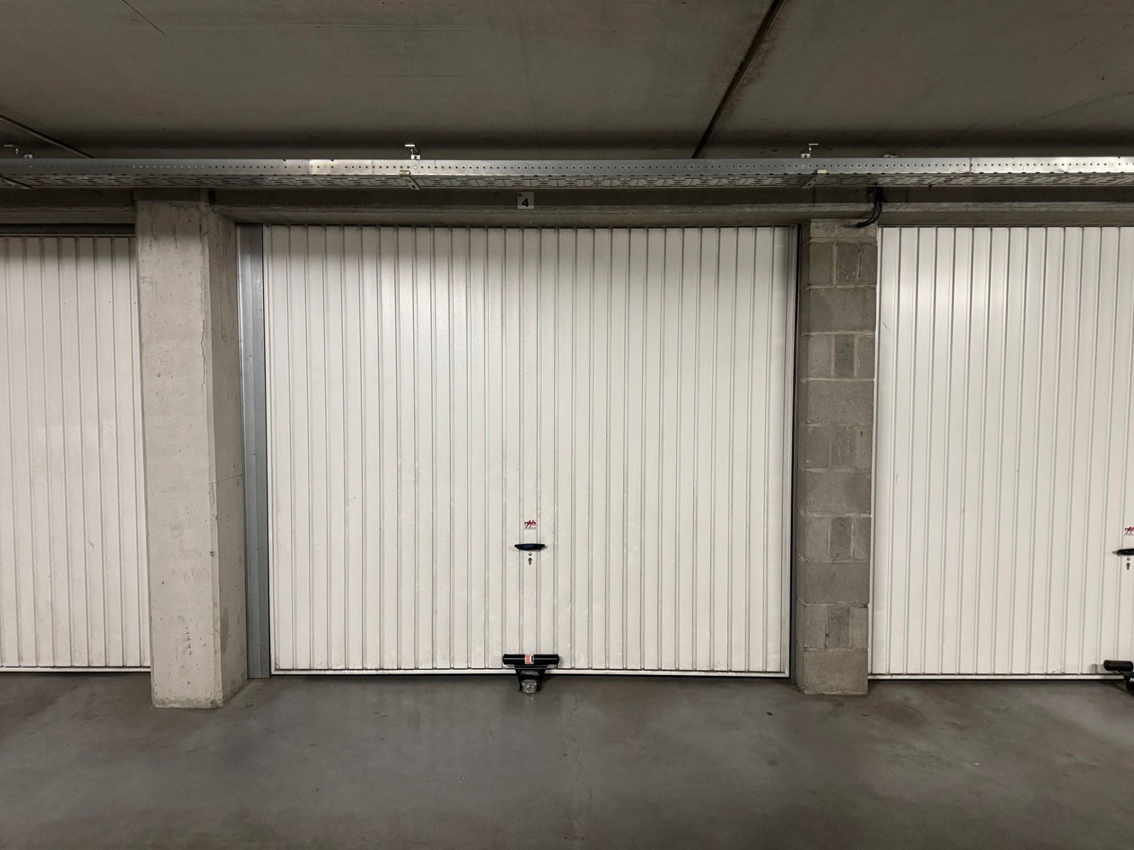 Ondergrondse garagebox met sectionale poort foto 3