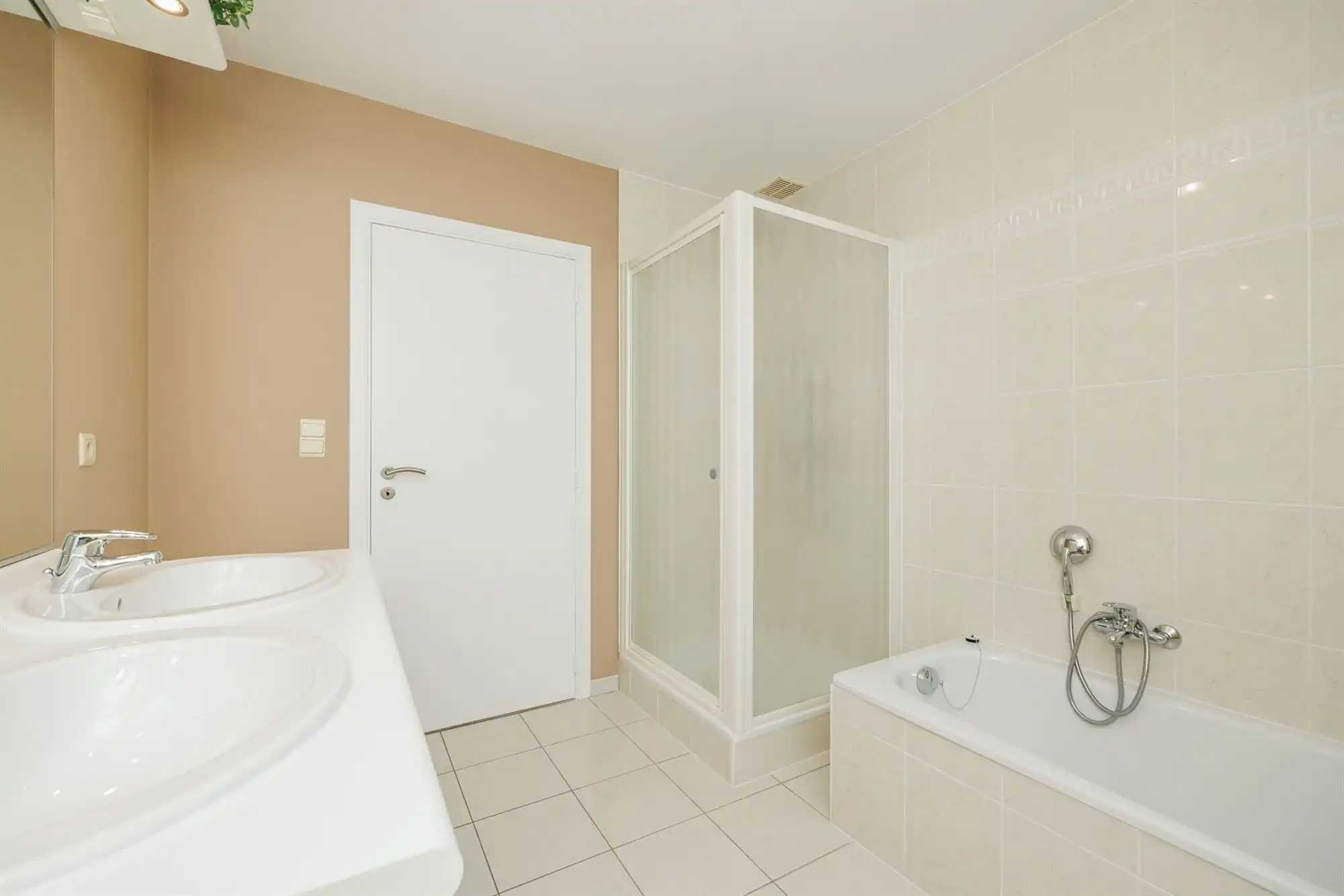 Instapklare ruime woning met 4 slpkmrs. en tuin foto 6