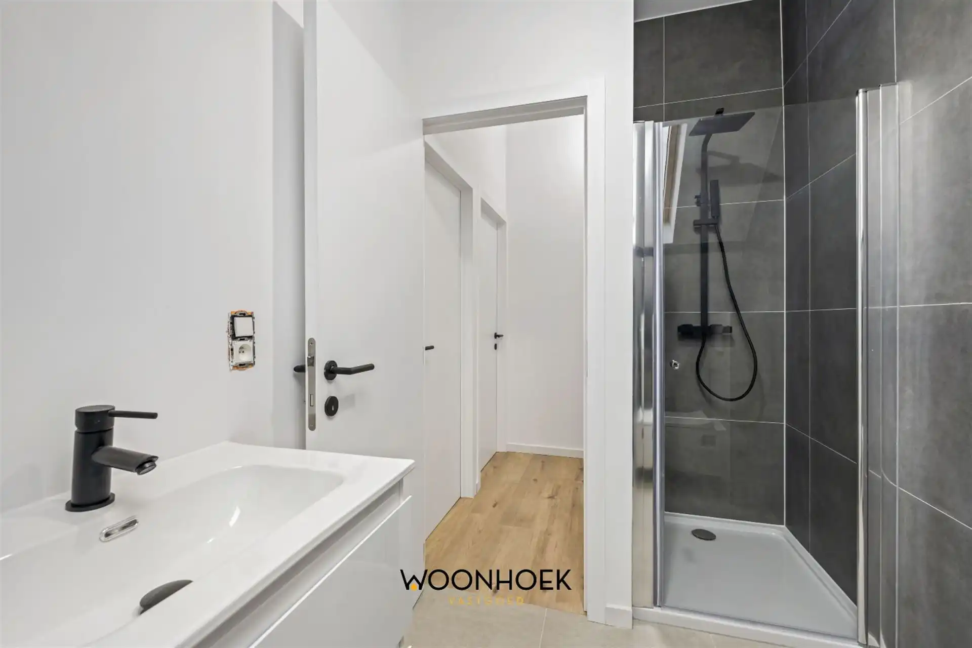 Gerenoveerde, 6-slpk woning, zonnige tuin en 2 bdkms te Sint-Niklaas! foto 8