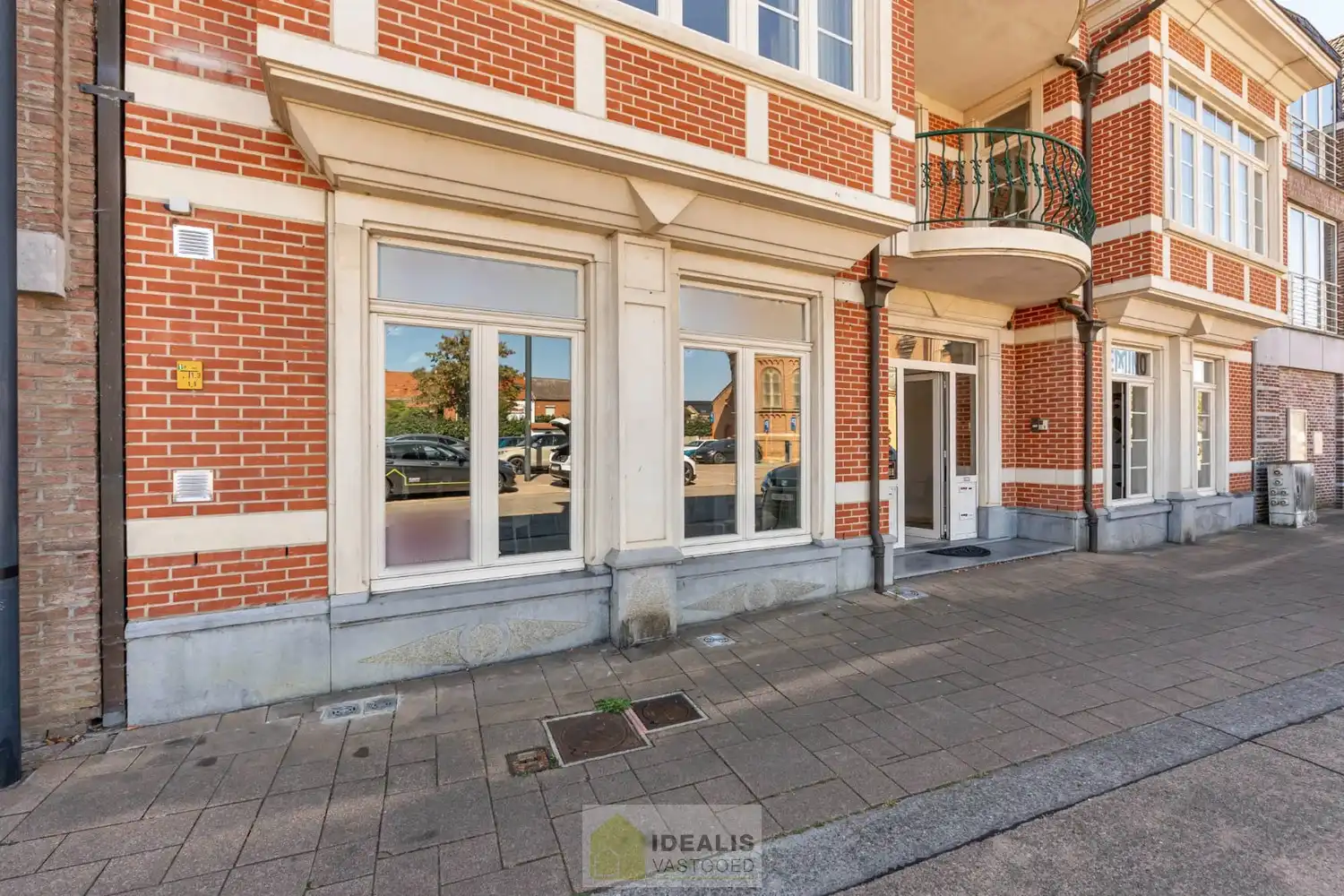 IDEALIS VASTGOED - KANTOORRUIMTE MET TAL VAN MOGELIJKHEDEN OP EEN TOPLOCATIE IN HET CENTRUM VAN PAAL (BERINGEN) IN EEN KARAKTERISTIEK PAND! Deze kantoorruimte van + - 80m² is gelegen langs de Pater Carremansstraat in het centrum van Paal, Beringen waardoor het een toplocatie is met ruime parkeergelegenheid. Gemakkelijk te bereiken te voet, per auto én openbaar vervoer en gelegen op een absolute zichtlocatie! foto 3