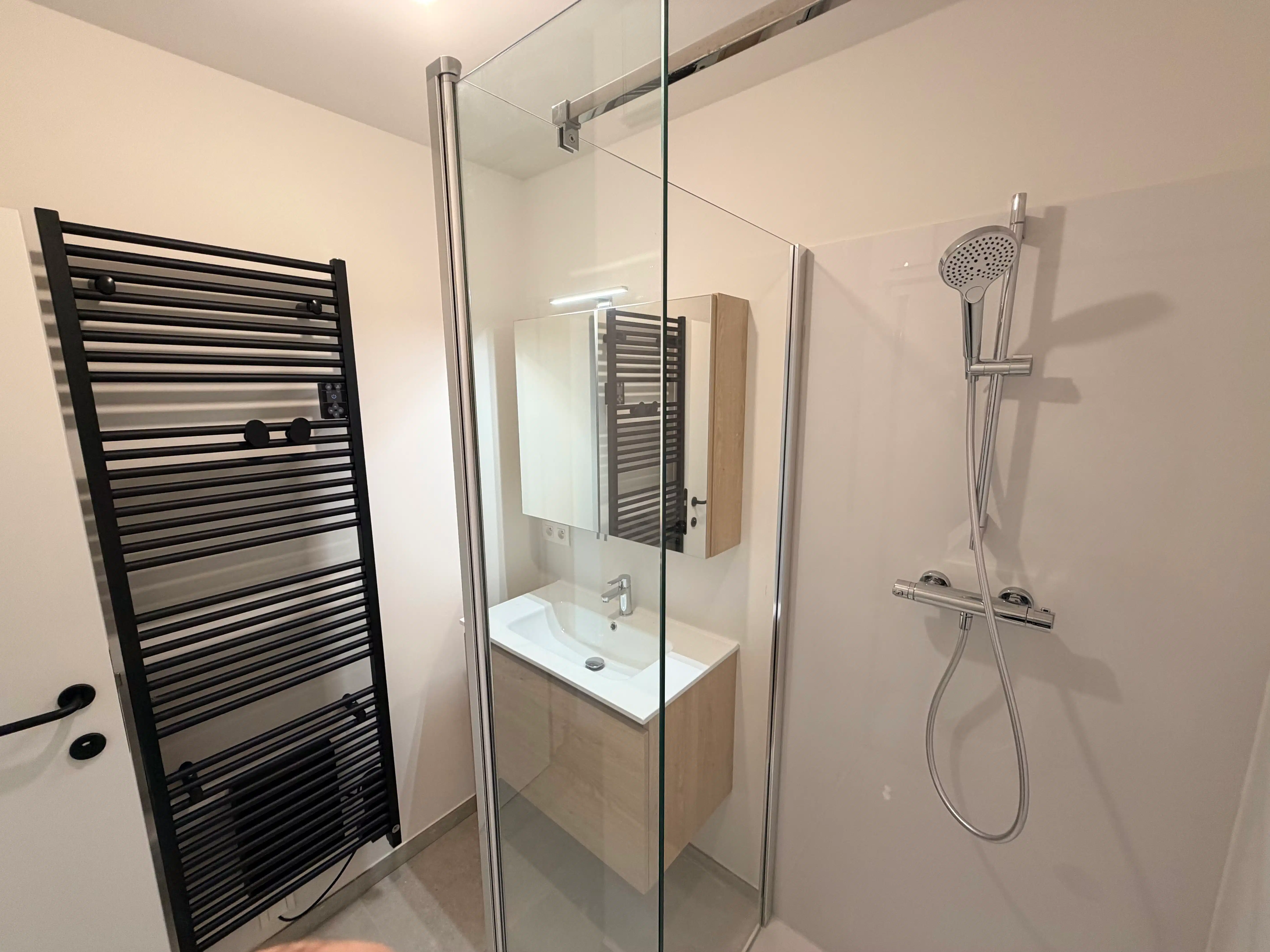 Genk - centrum : Volledig gerenoveerd, ruim en centraal gelegen appartement met 3 slaapkamers en 2 terrassen. foto 10