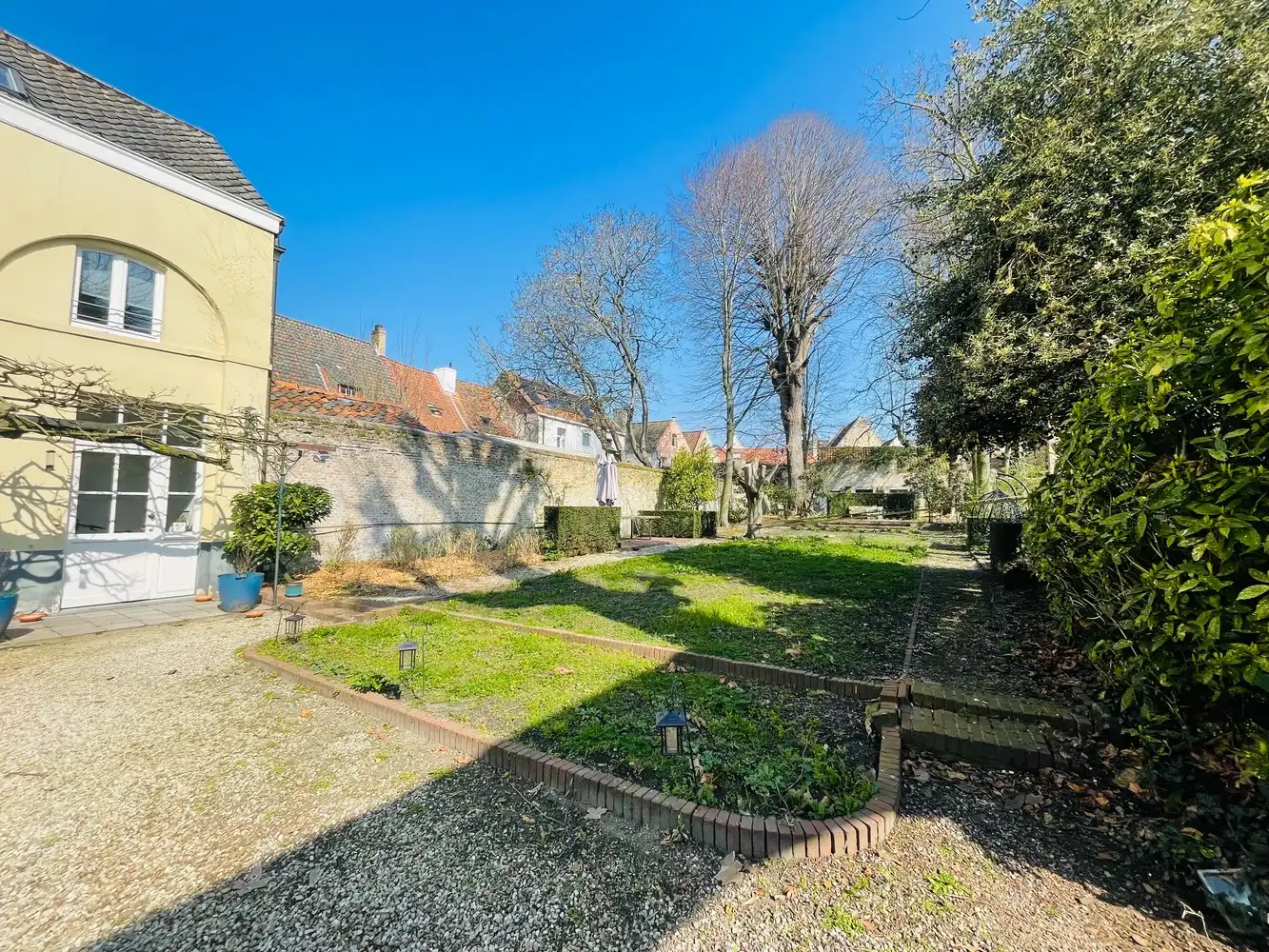 Brugge&nbsp; Aan de SINT-ANNAREI , Unieke , EXCLUSIEVE SALONS/ KANTOORUIMTES (+- 160m²) in een HERENHUIS vooraan met&nbsp; zicht op de Sint-Annarei, achteraan zicht op een grote gemeenschappelijke tuin met oude bomen.&nbsp; Parkingplaats. foto 19