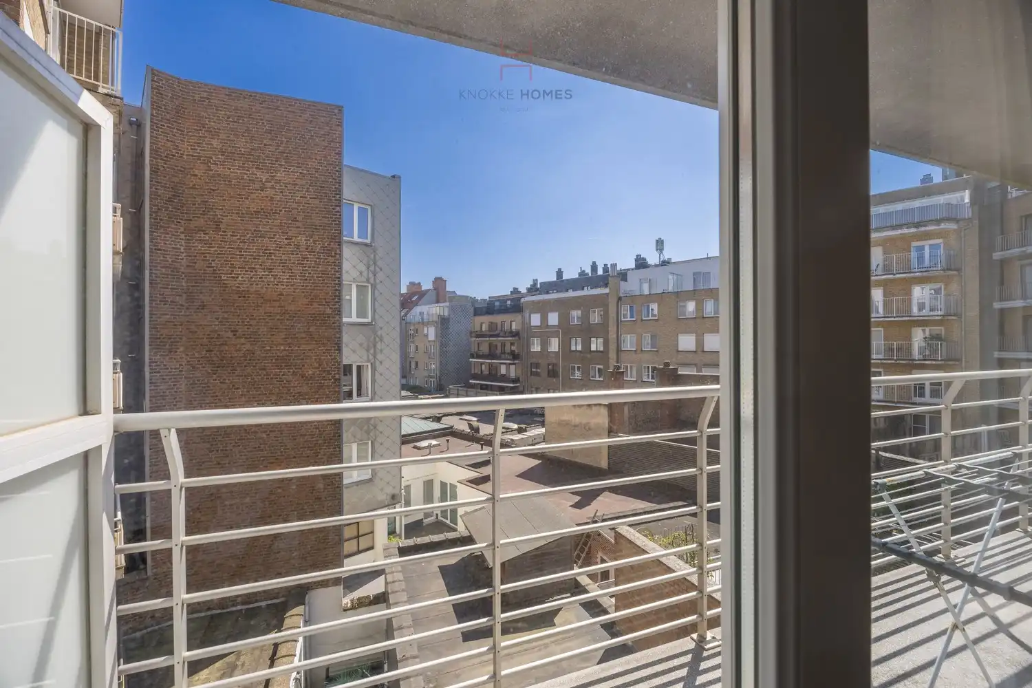 Gemeubeld appartement met frontaal zicht over het Van Bunnenplein en de zee. foto 20