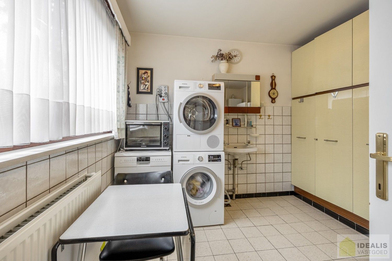 Aangename karakterwoning op fijne locatie te Pelt. Deze woning omvat maar liefst +-124m² netto bewoonbare oppervlakte op een perceel van 7a 36ca met een ruime woonkamer, 3 slaapkamers, badkamer, wasplaats en eventueel af te werken zolder vlakbij de dorpskern van Pelt! Uiterst geschikt voor kandidaten op zoek naar een betaalbare doch instapklare woning. foto 18