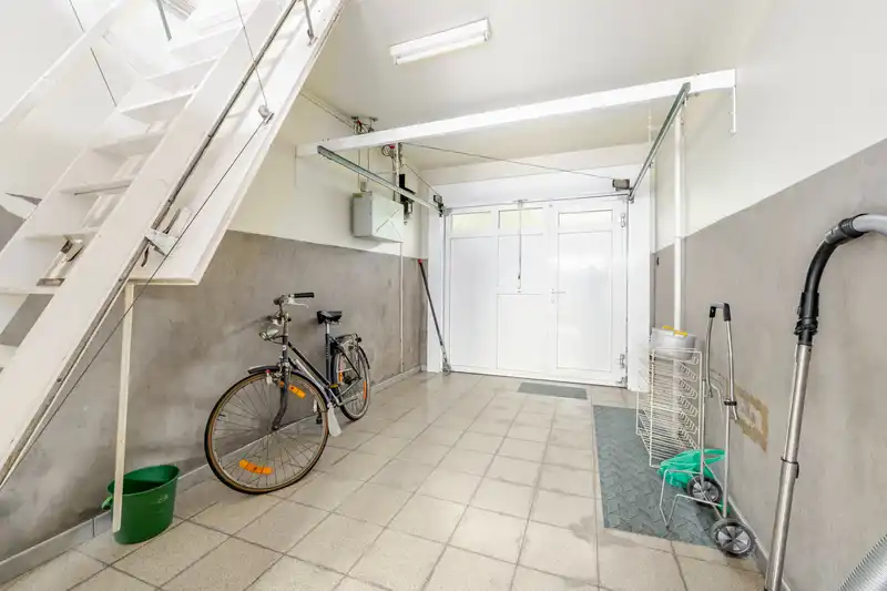 Izegem - Tussenwoning met garage en leuke tuin foto 18