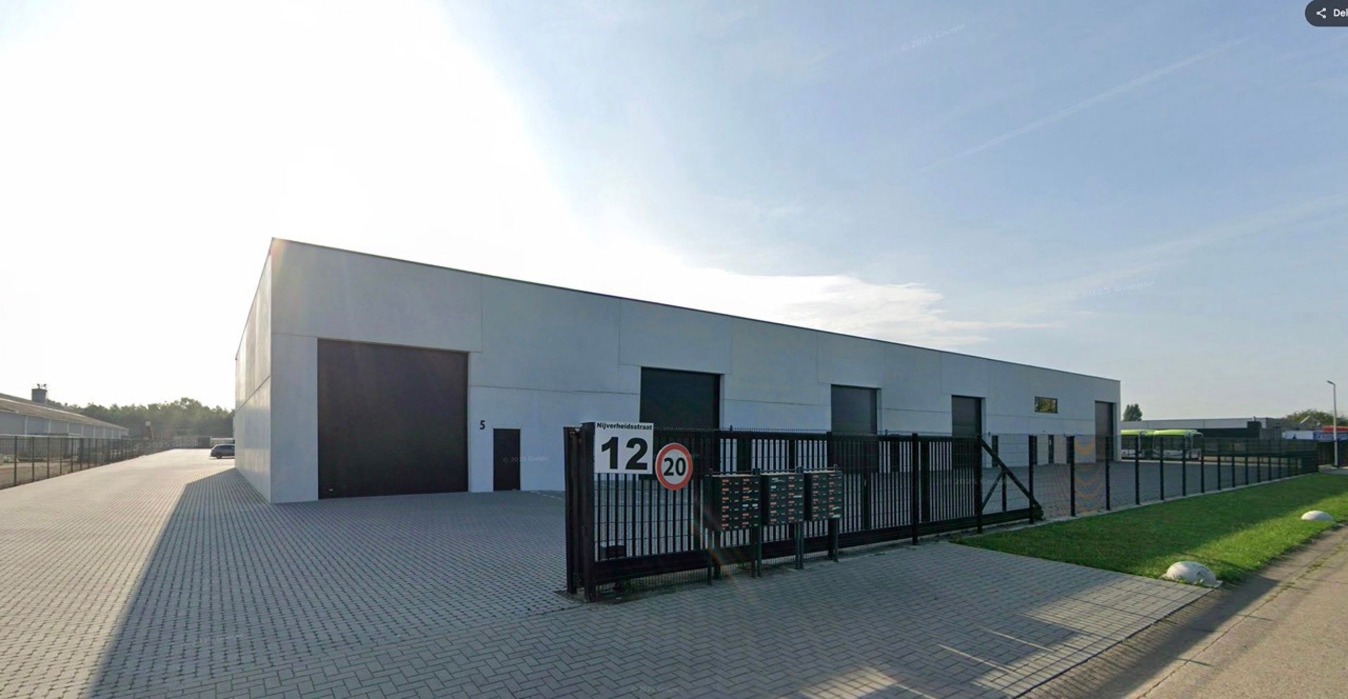 Instapklaar industrieel magazijn van 150 m² te huur in Weelde foto {{pictureIndex}}