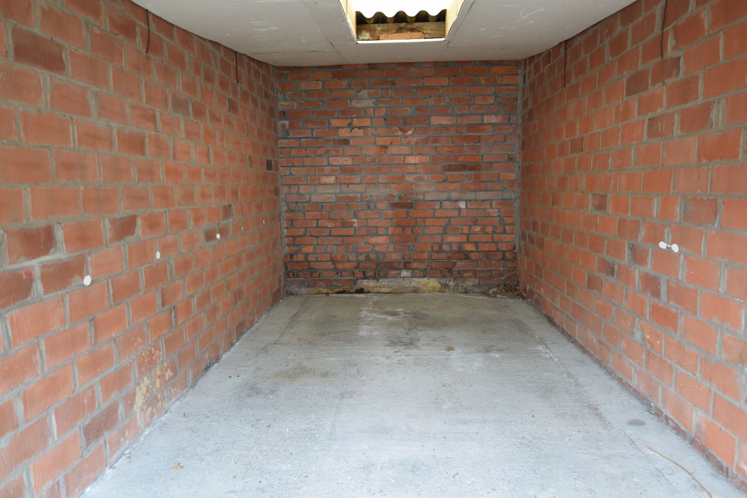 Gesloten garagebox in een buiten garagecomplex. foto 3