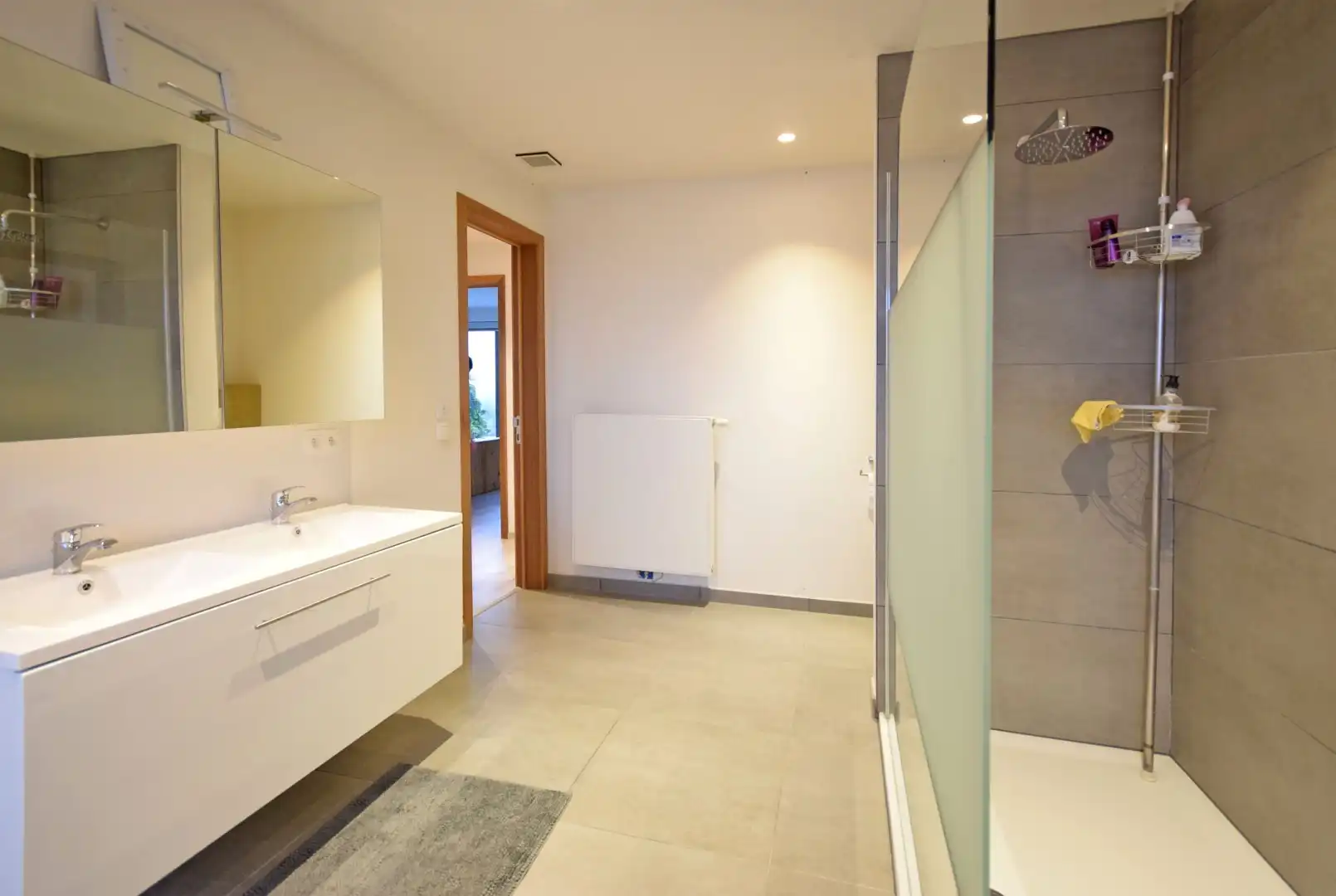 Ruime recente halfopen bebouwing met panoramisch verzicht foto 13