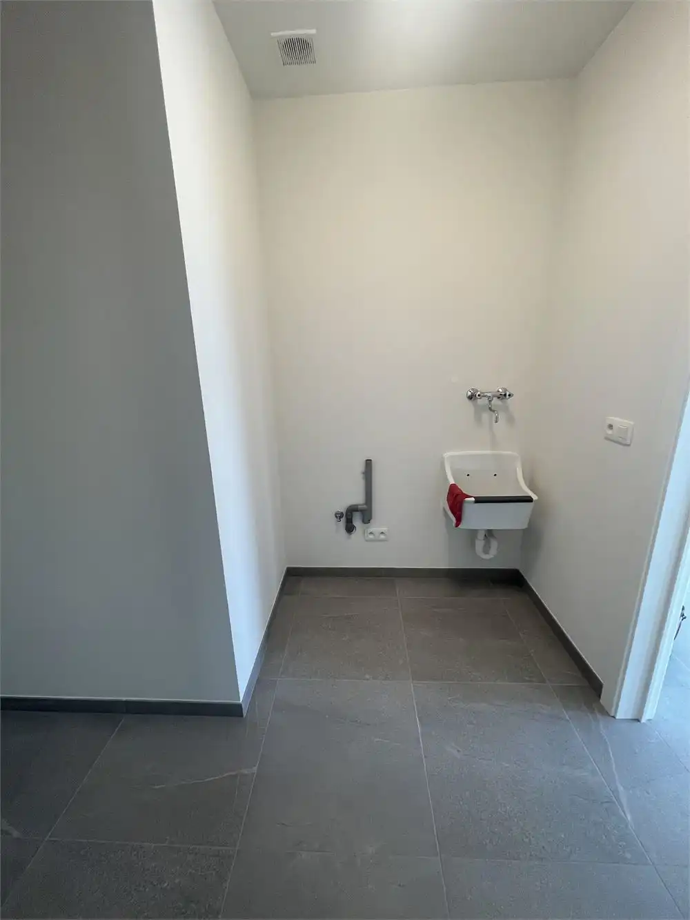Recente woning met inpandige garage, terras en kleine tuin foto 8
