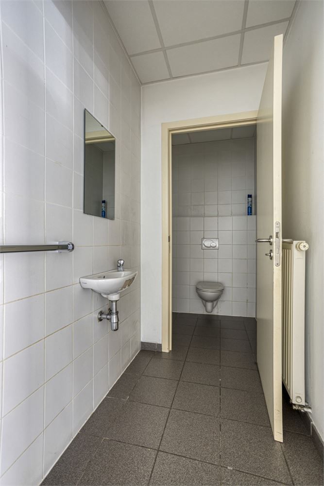 Ruime kantoor- of winkelruimte met opslagmogelijkheden foto 7