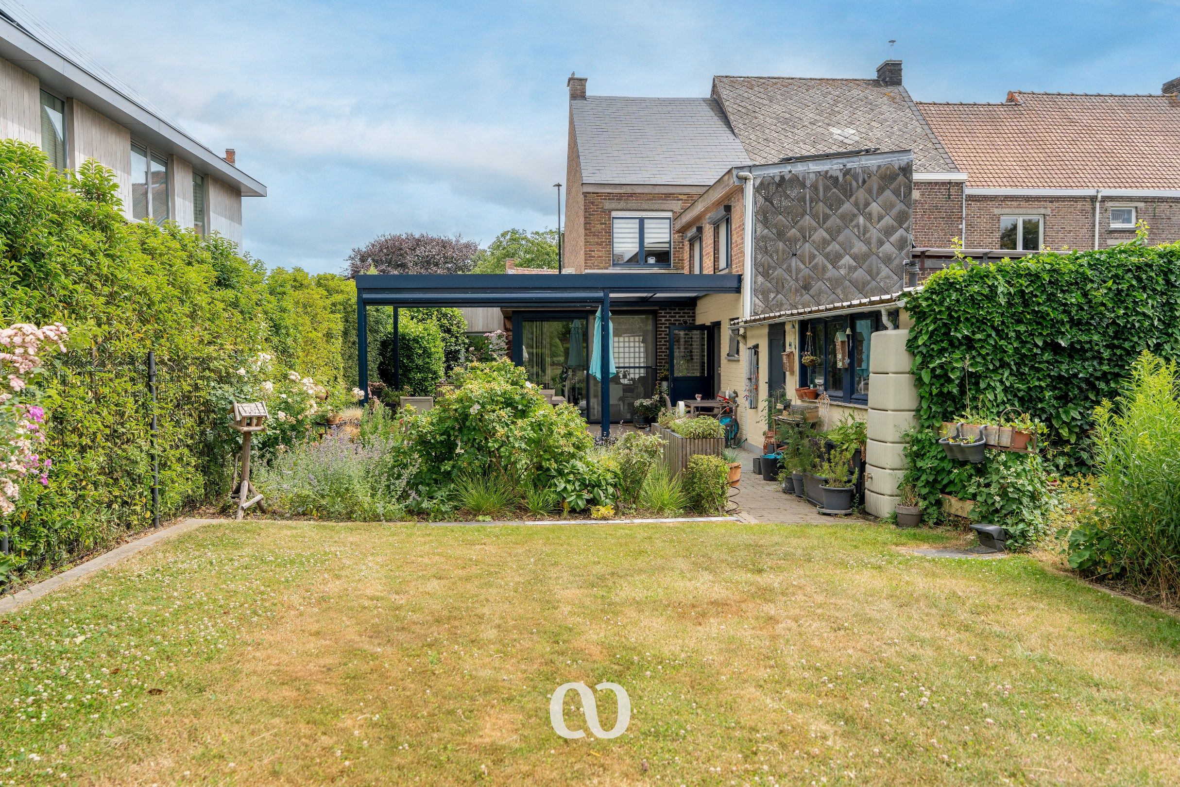 Instapklare woning met zonnepanelen, prachtige tuin en garage foto 15