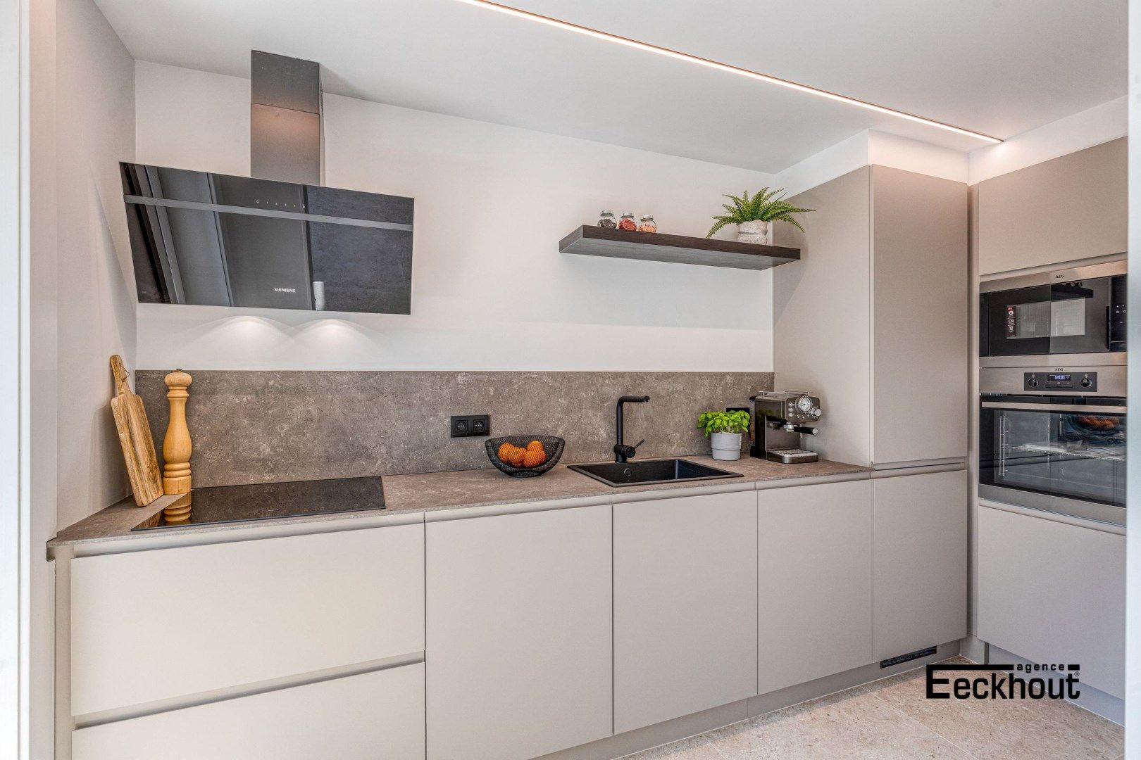 Exclusief, volledig vernieuwd appartement (104 m²) op gegeerde ligging te Oostende! foto 5