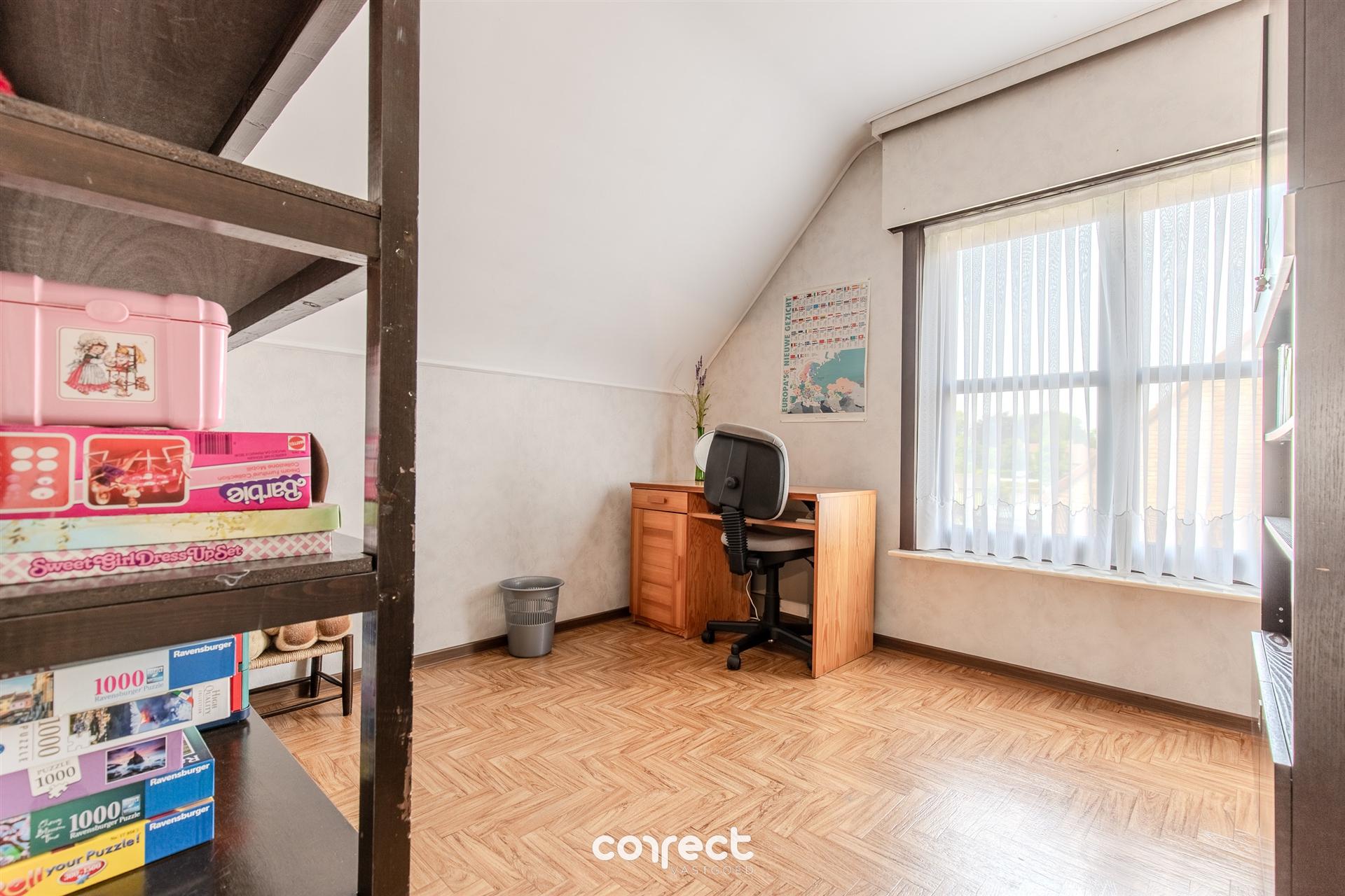 Rustig gelegen open bebouwing met ruime tuin en 4 slaapkamers. foto 9