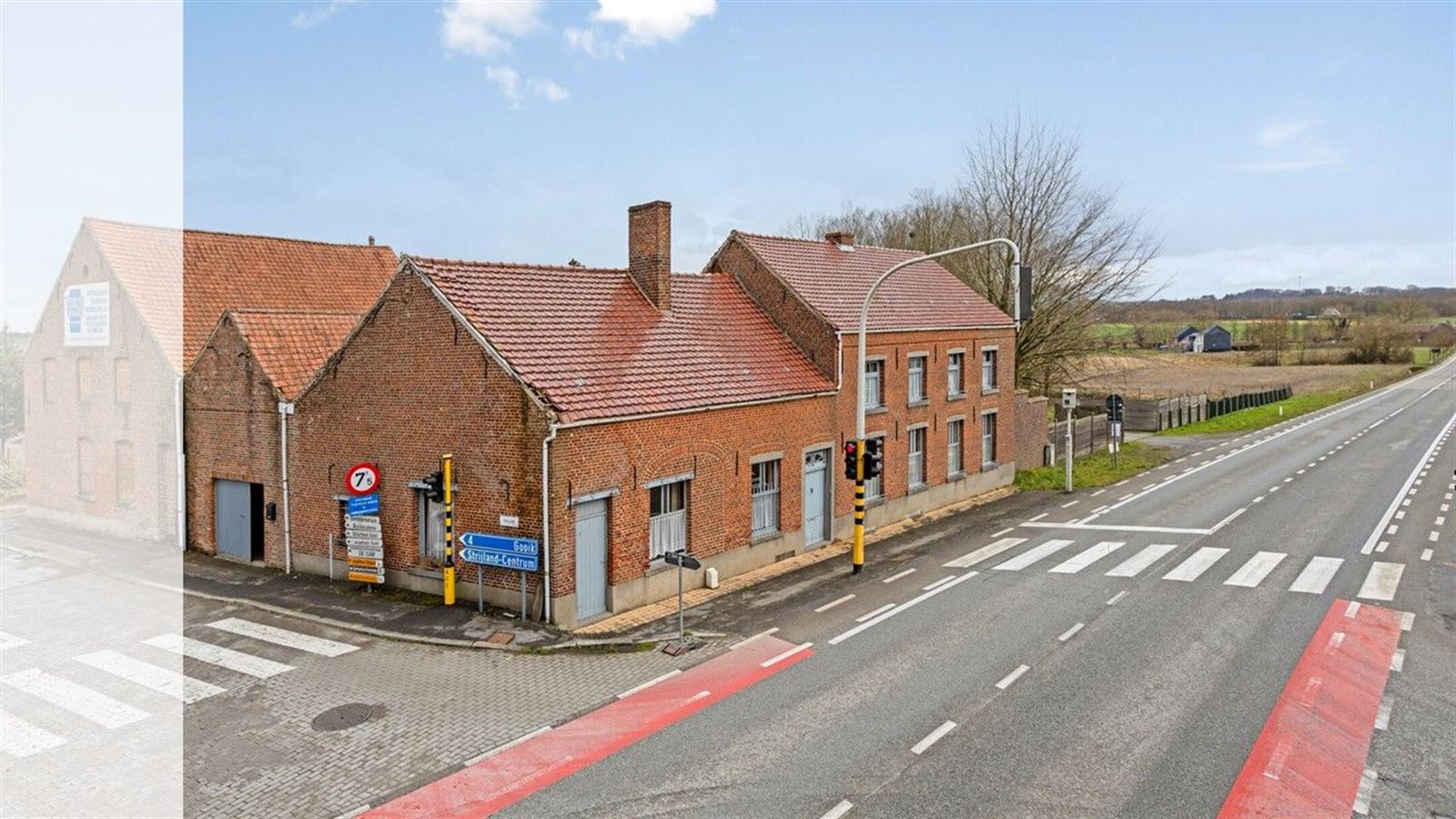 Ruime woning met karrehuis en binnenplein foto 2