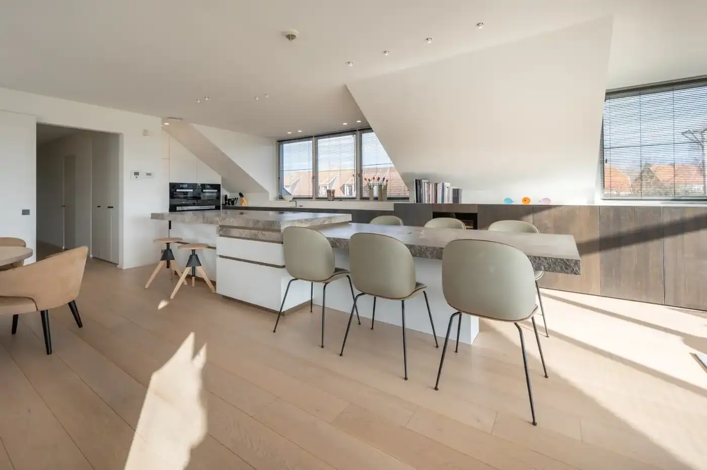 Lichtrijke bel-etage woning nabij van het Oosthoekplein in Het Zoute foto 4