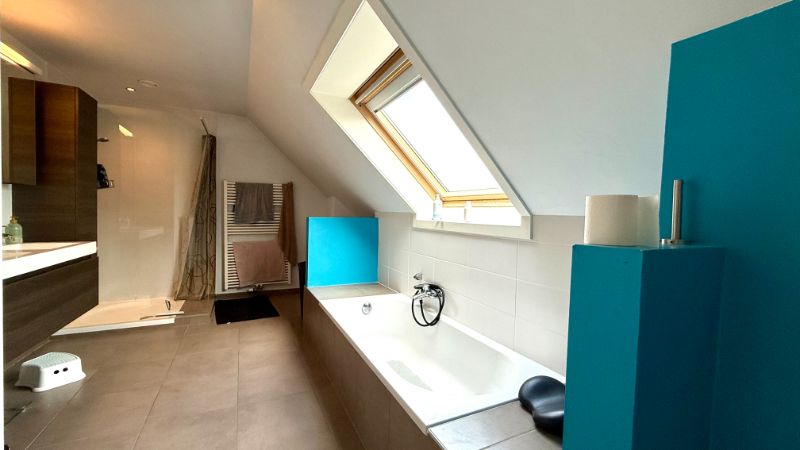 Charmante woning in fermettestijl met drie slaapkamers en mooie tuin foto 17