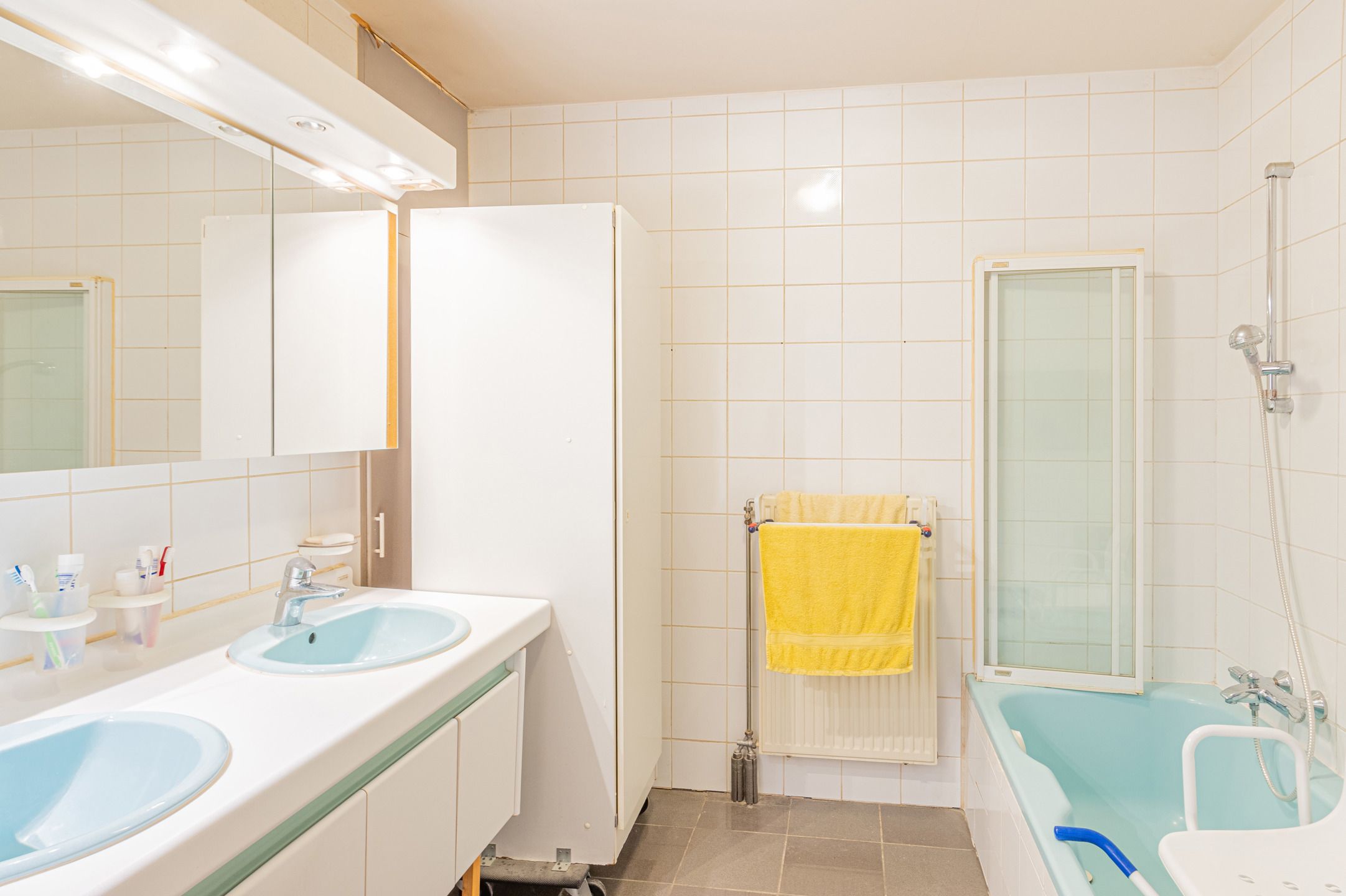 Ruim 3-slaapkamerappartement met garage foto 9