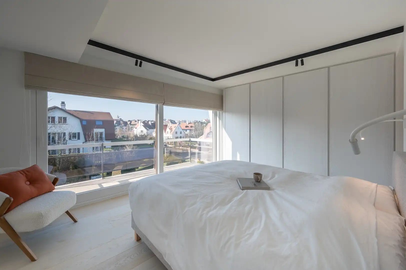 Zonnig gerenoveerd appartement met zuidwest gericht terras en open zicht op wandelafstand van het strand in hartje Zoute. foto 13