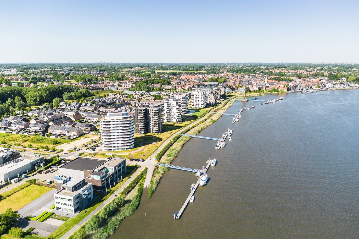 Prachtig nieuwbouwappartement met fijn terras foto 2