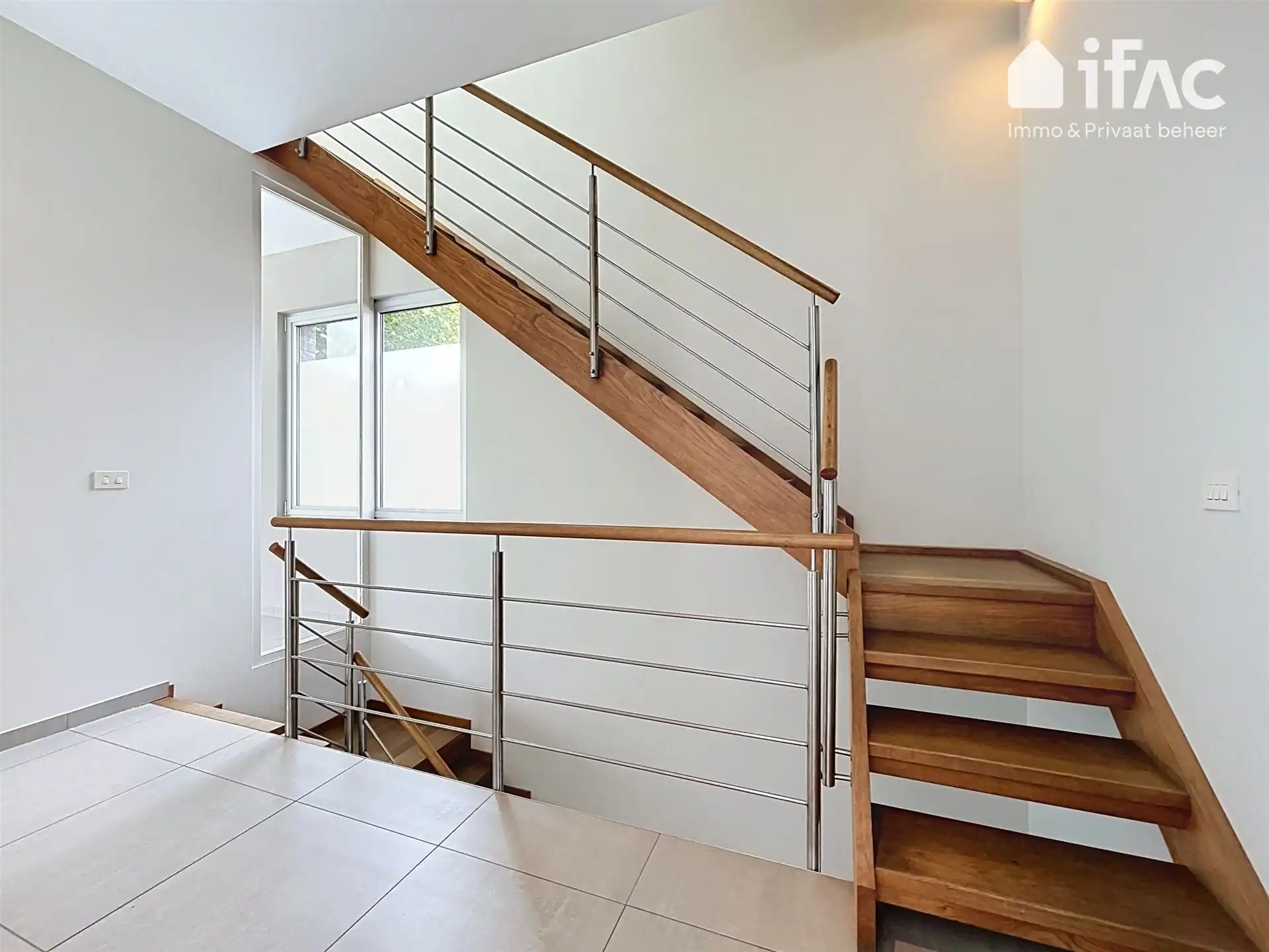 Moderne en ruime villa met mooi aangelegde tuin foto 12