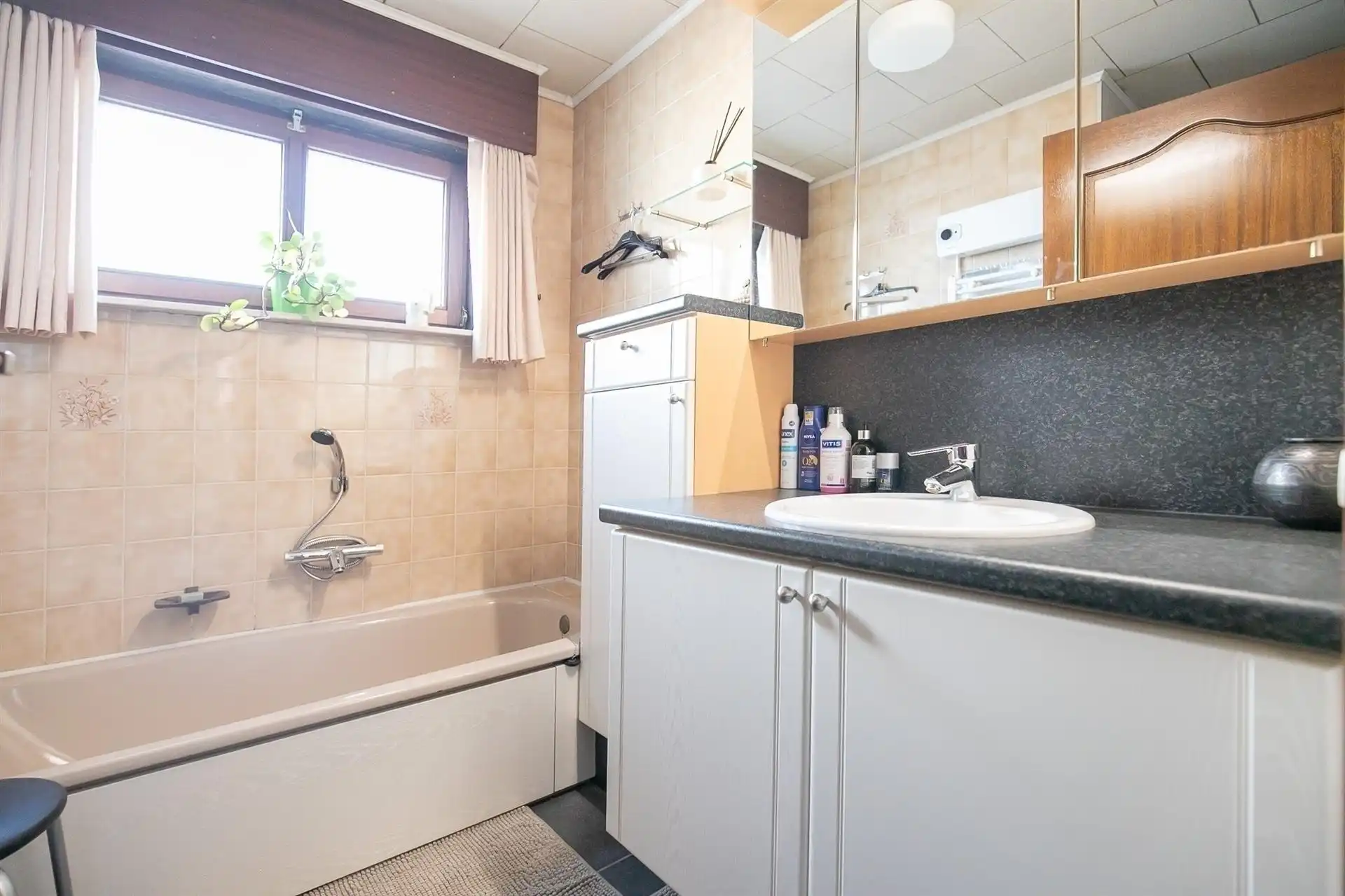 Instapklare open bebouwing met 3 slaapkamers, 2 garages en zicht op de velden! foto 7