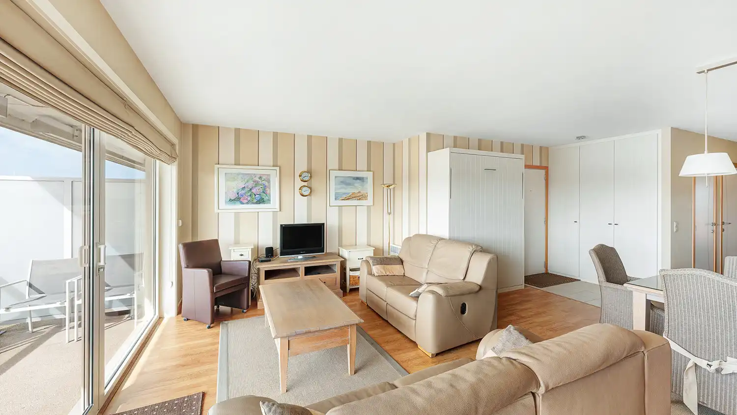 Zongericht ruim 2-slaapkamer appartement met prachtige open zichten foto 4