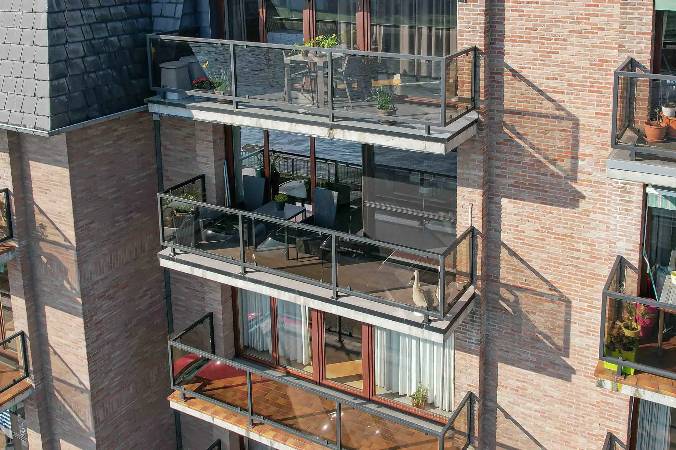 Lichtrijk appartement met terras en zicht op het water foto 16