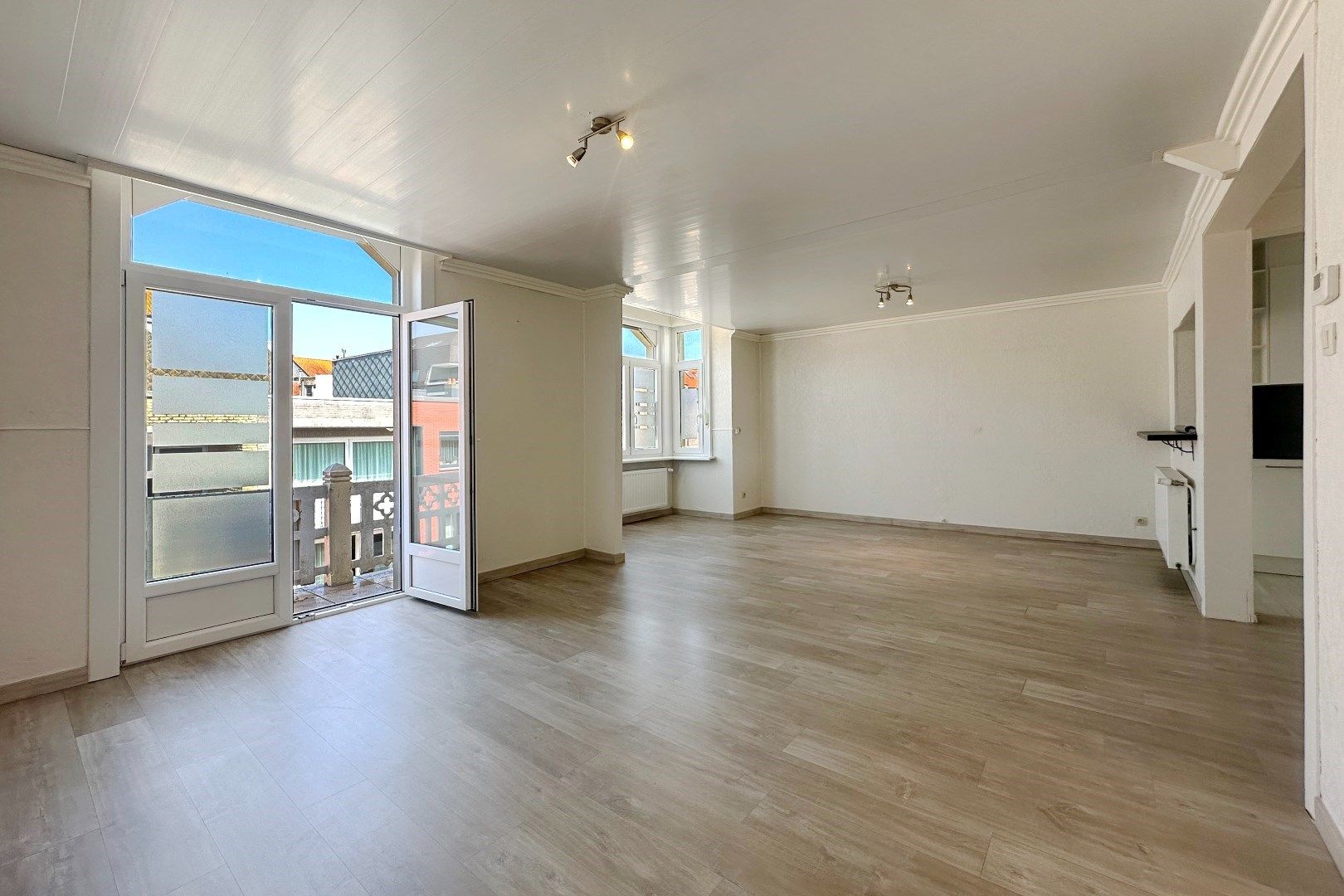 Prachtige interbellumwoning onderverdeeld in drie ruime appartementen foto {{pictureIndex}}