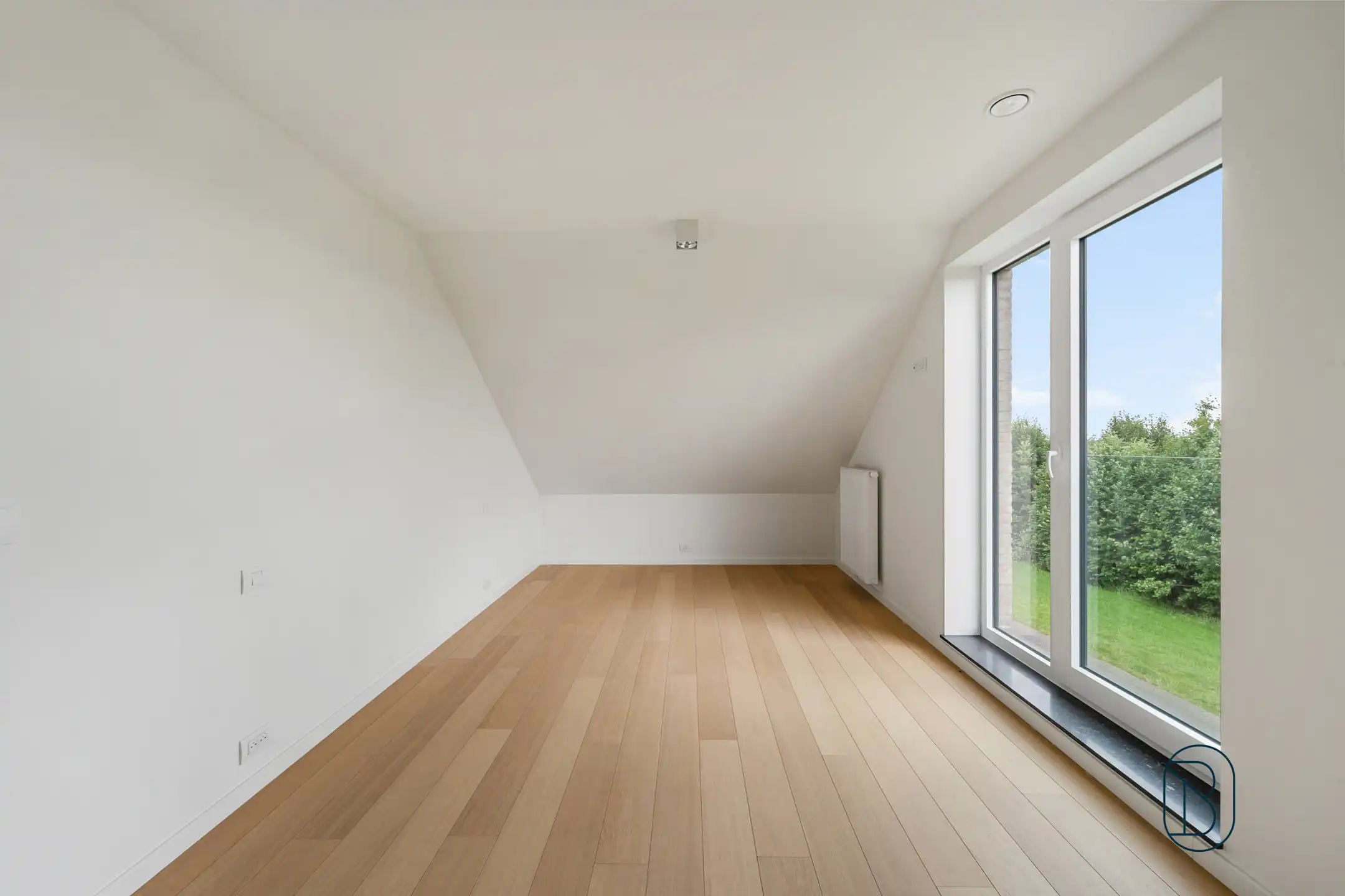 Recente halfopen bebouwing met 4 slaapkamers, tuin en garage foto 20