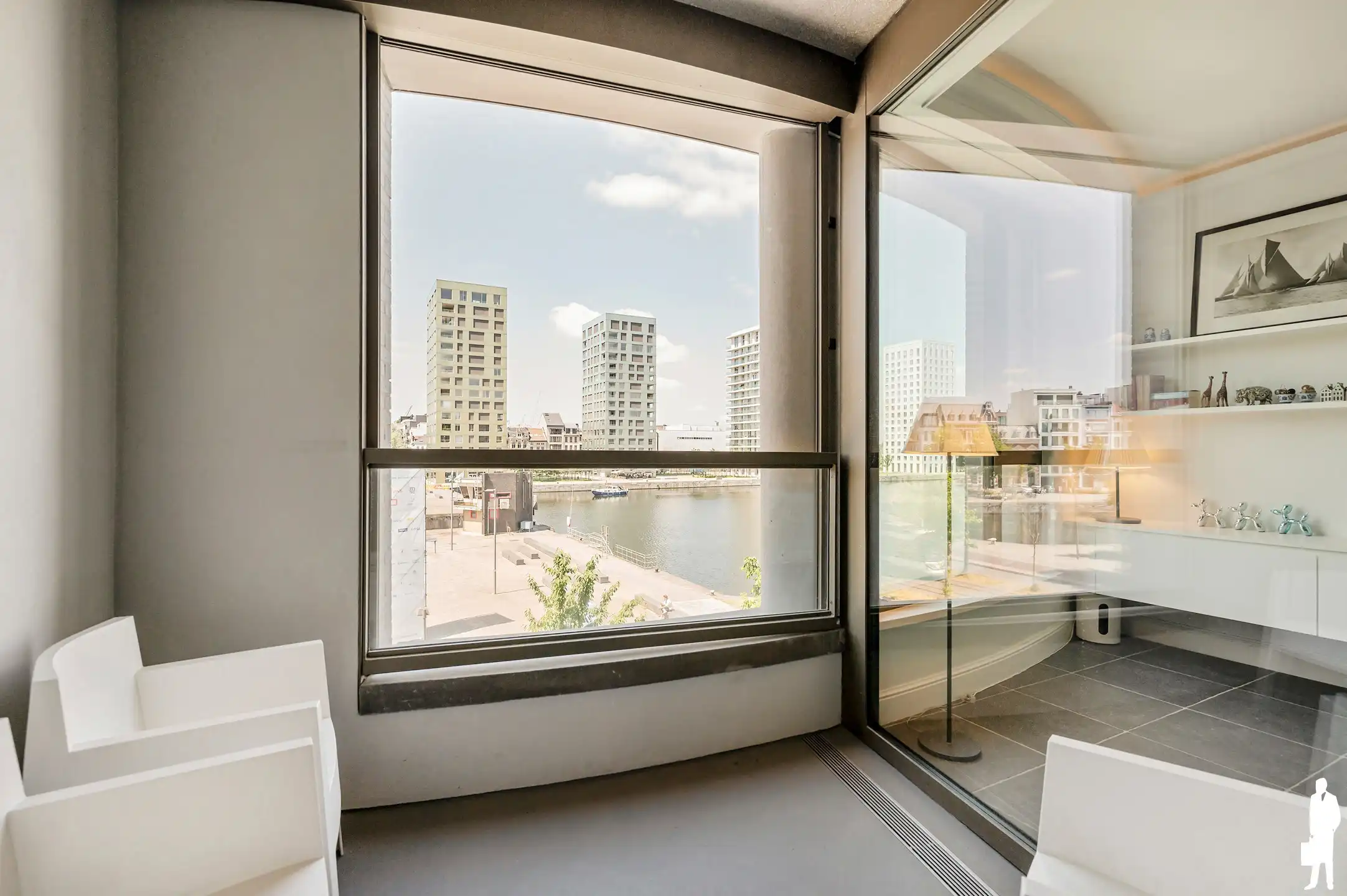 Lichtrijk BEN-appartement met open waterzicht in London Residence foto 6