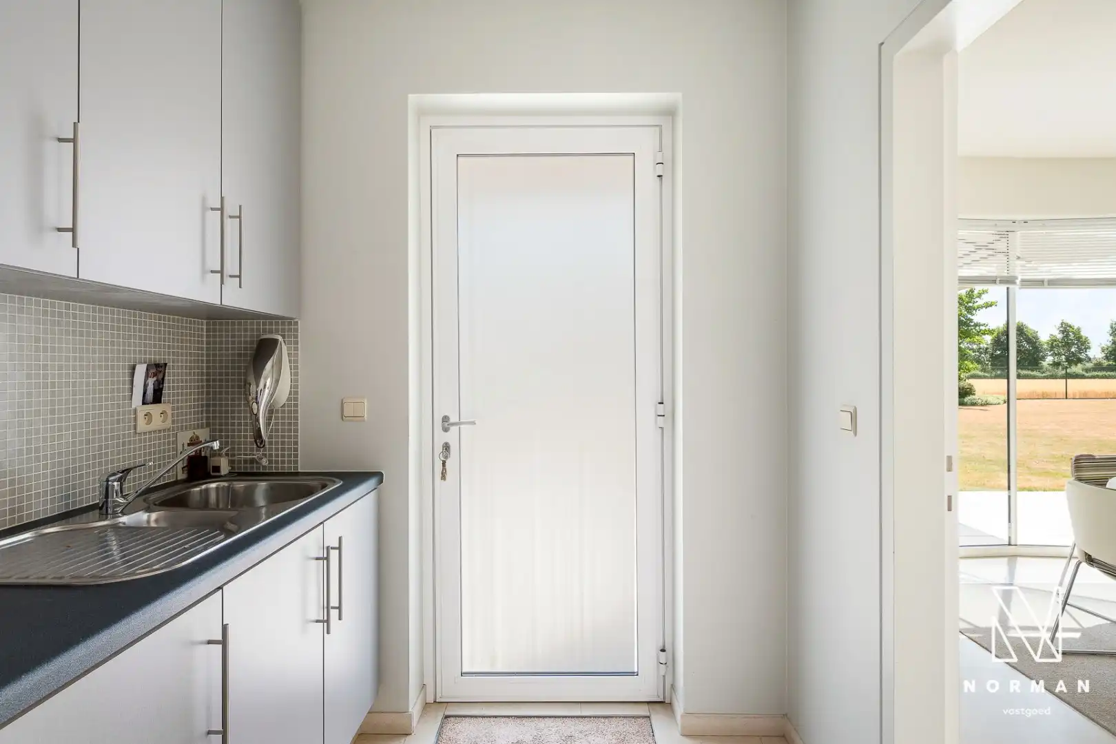 Unieke eigendom op veel grond met 4 kamers, 2 badkamers, dubbele garage, landelijk verzicht,... foto 13